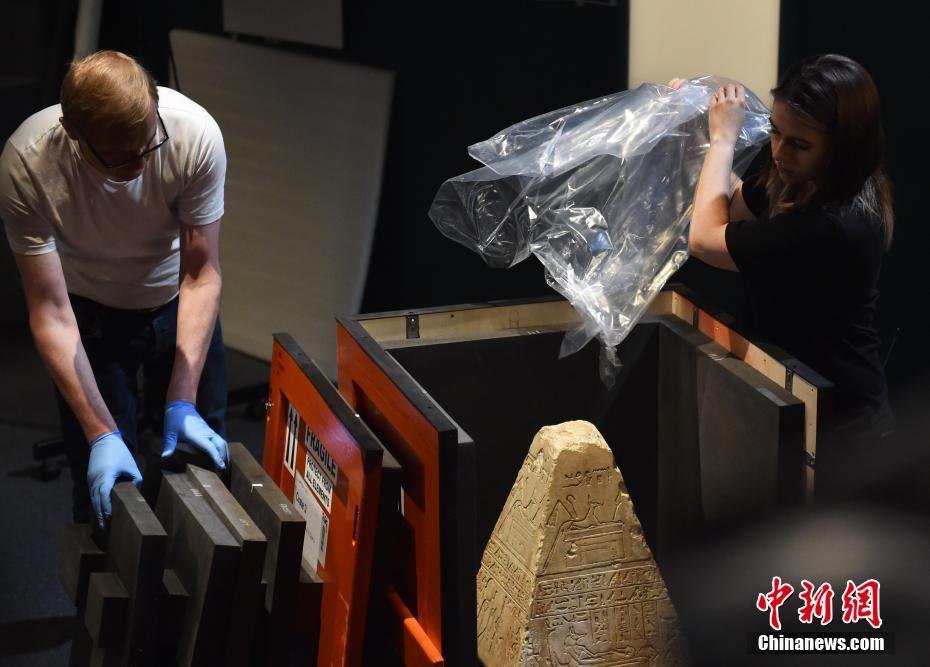 أثناء نقل الآثار المصرية بمعرض هونج كونج
