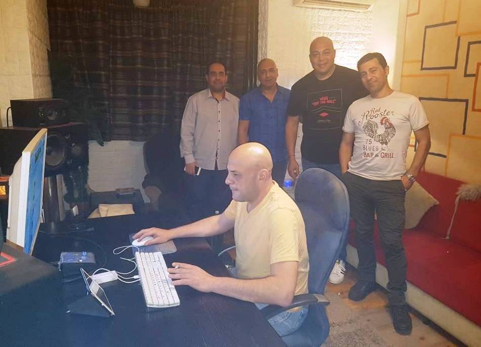 المنتج الدكتور محمد علي الطويل والمنتج محمد مرسي اثناء تسجيل الاغنية المنتج الدكتور محمد علي الطويل والمنتج محمد مرسي اثناء تسجيل الاغنية