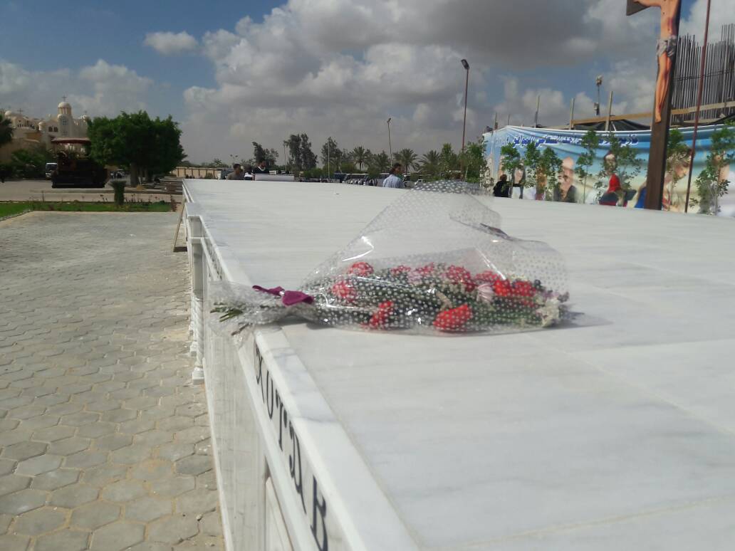 باقة من الزهور على قبر الشهداء