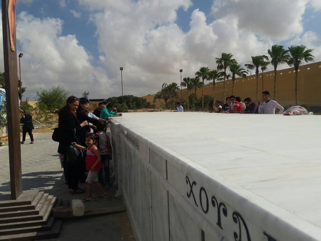  الأهالى أمام المقابر