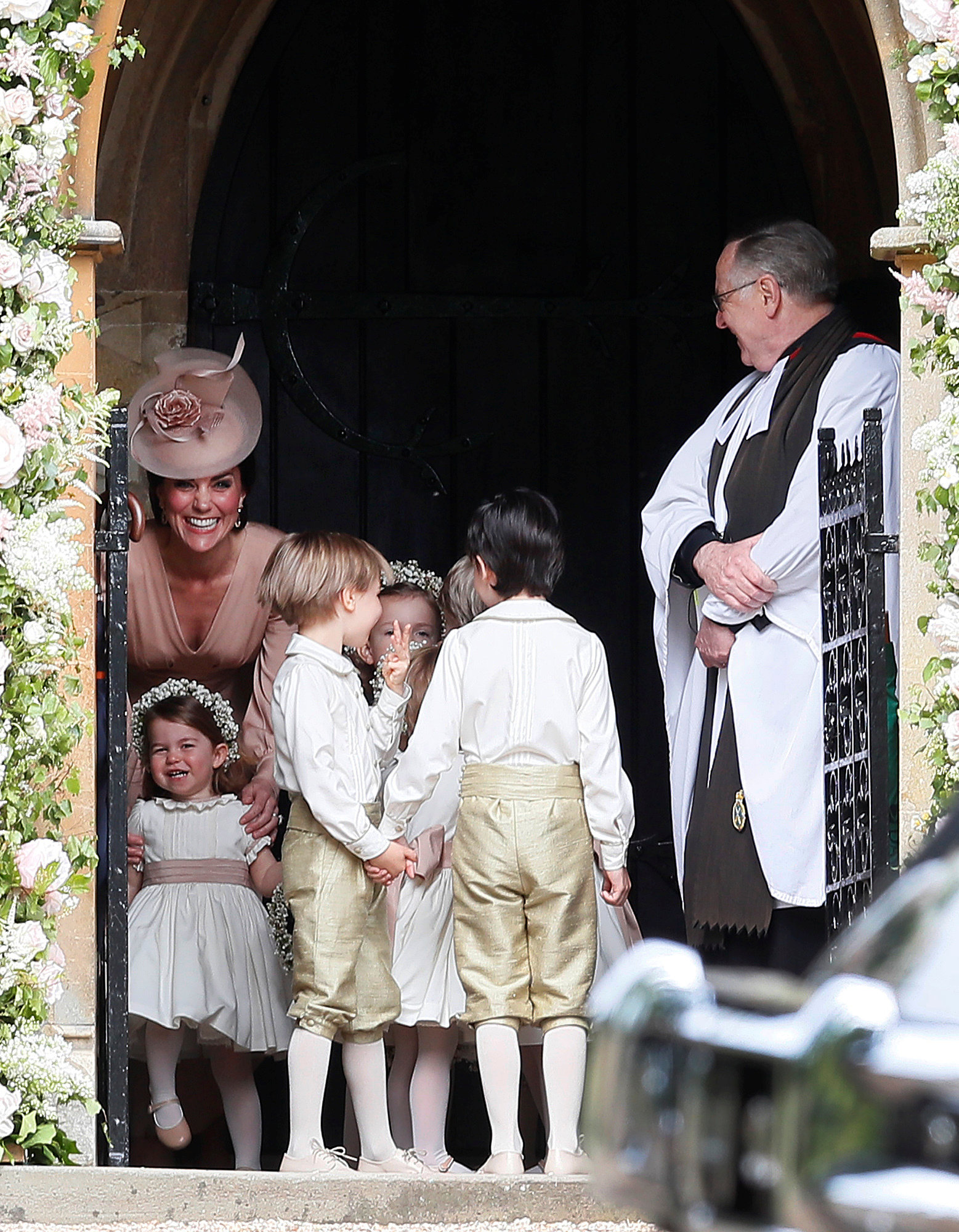 كاثرين دوقة كامبريدج البريطانية مع ابنتها شارلوت خلال حفل الزفاف
