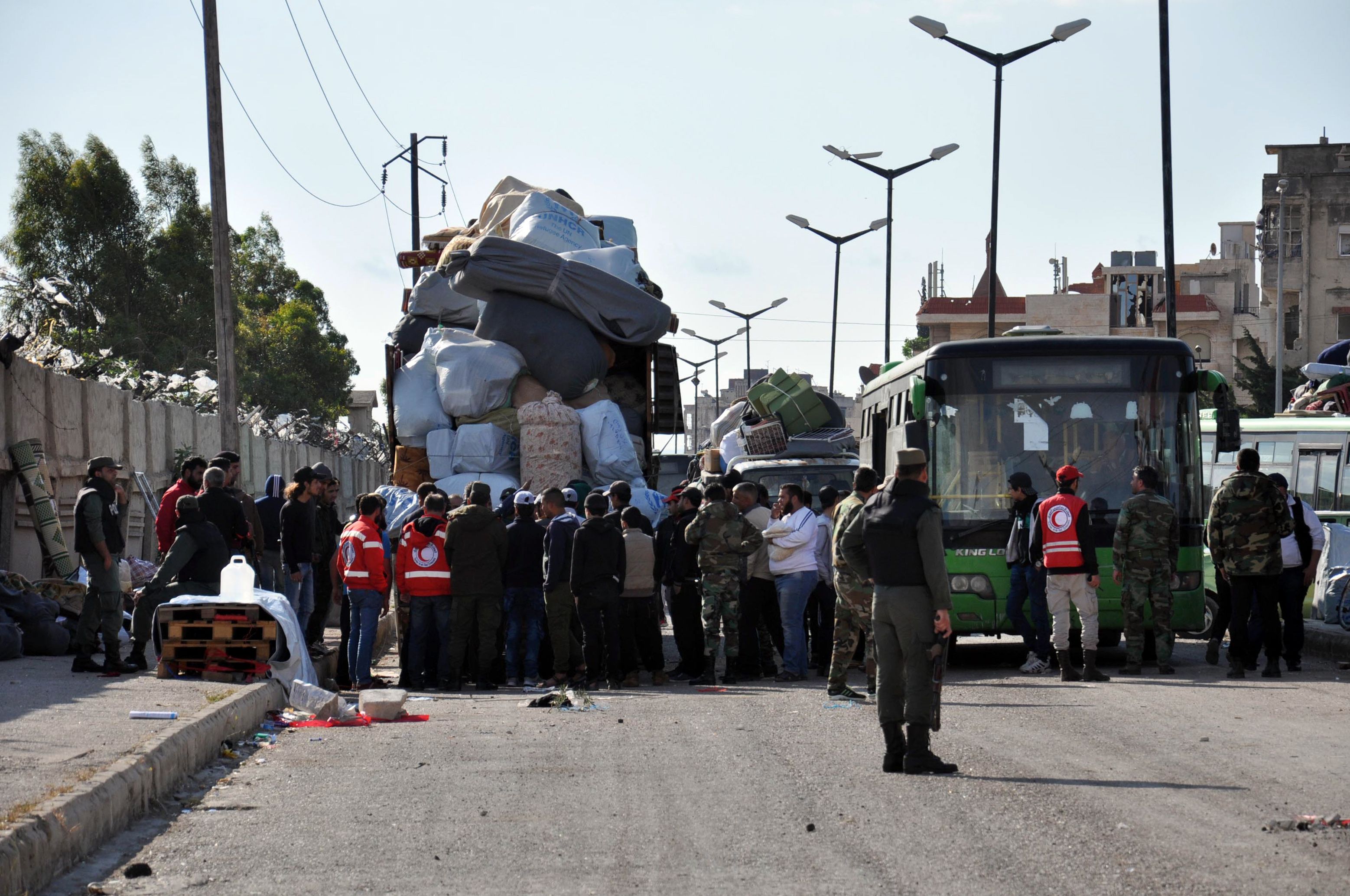 توقف حافلات المعارضة السورية فى نقطة تفتيش تابعة للحكومة