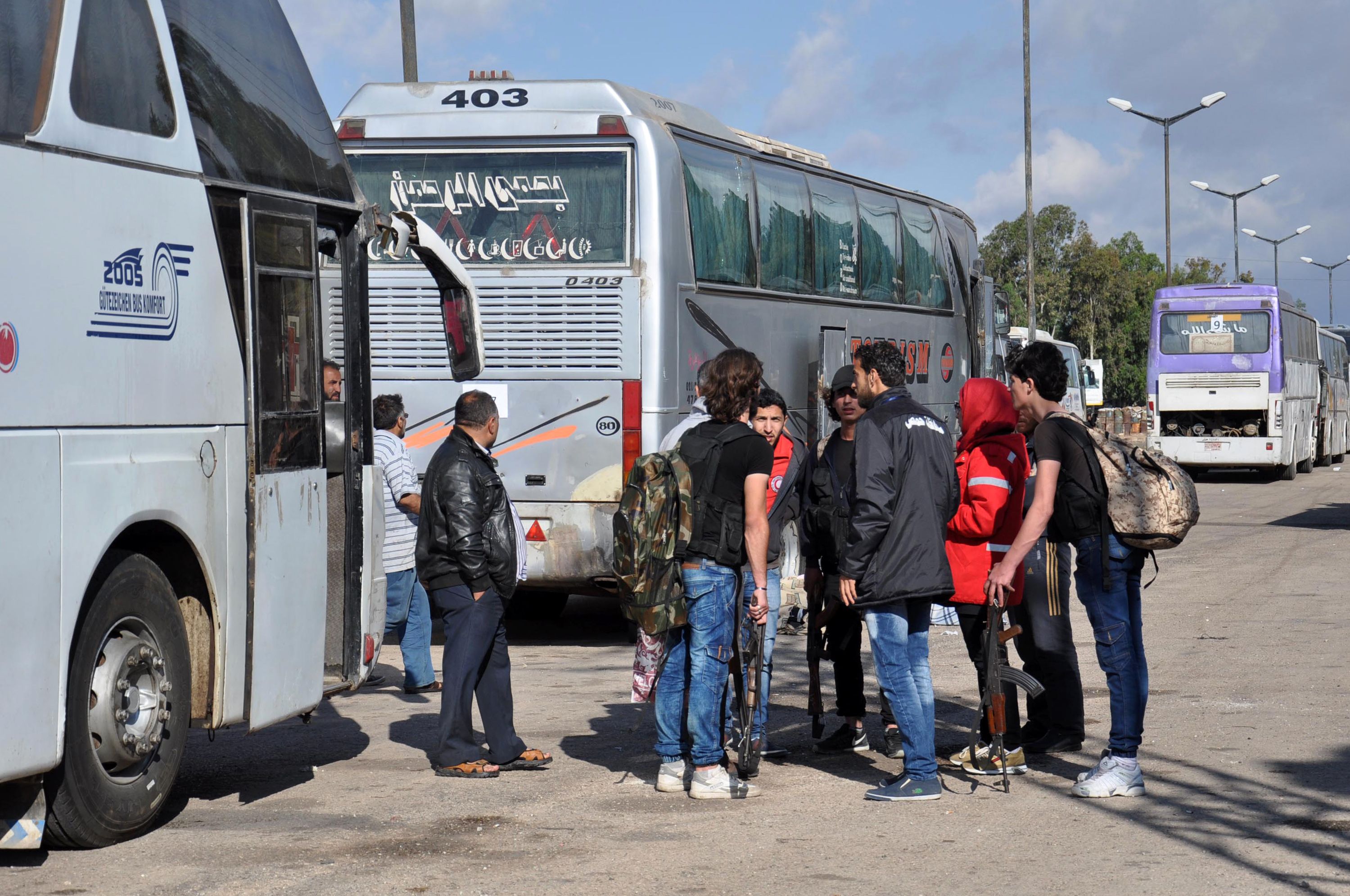مقاتلو المعارضة السورية يستعدون لمغادرة حى الوعر