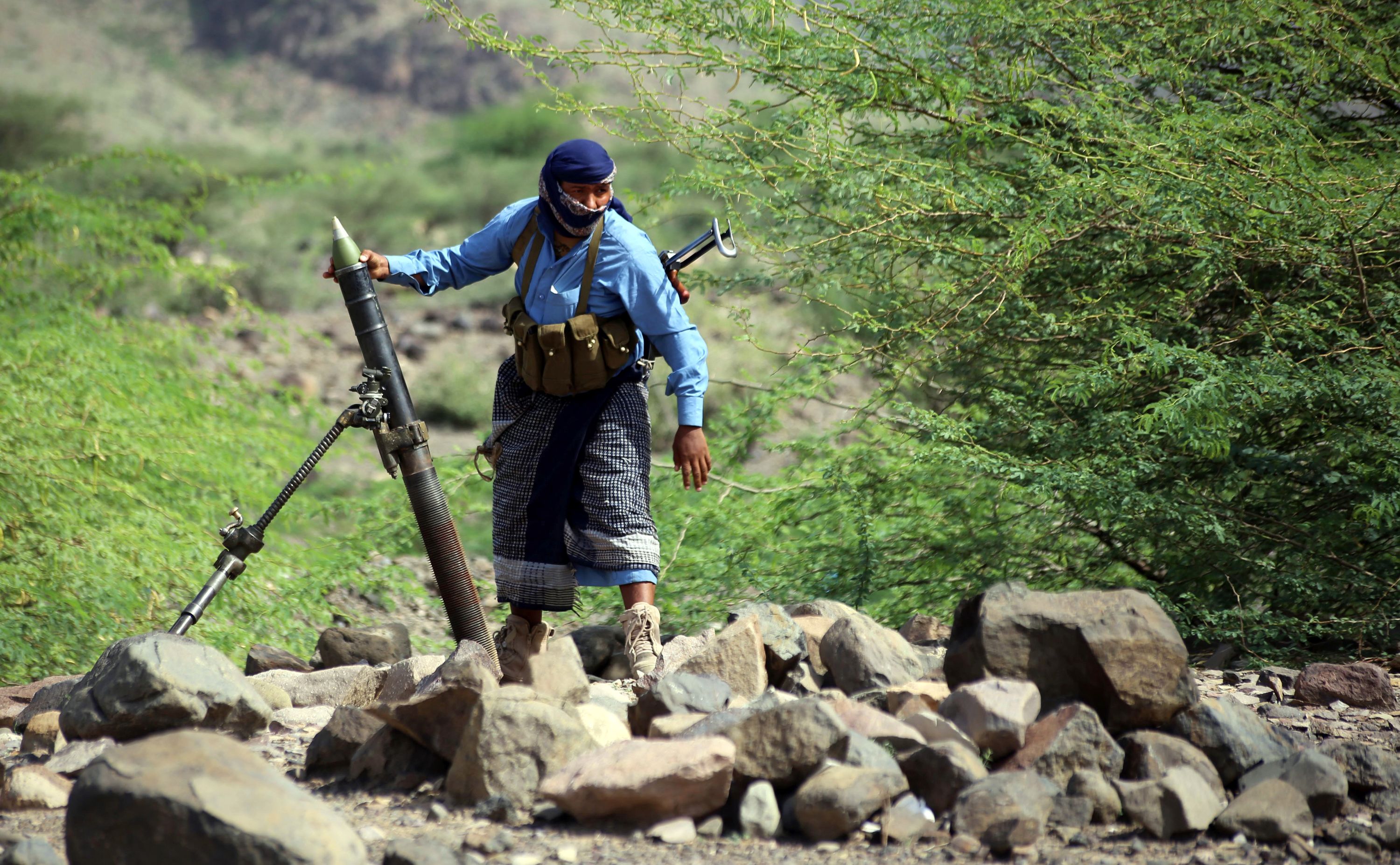 المقاومة الشعبية تطلق مقذوفا على الحوثيين
