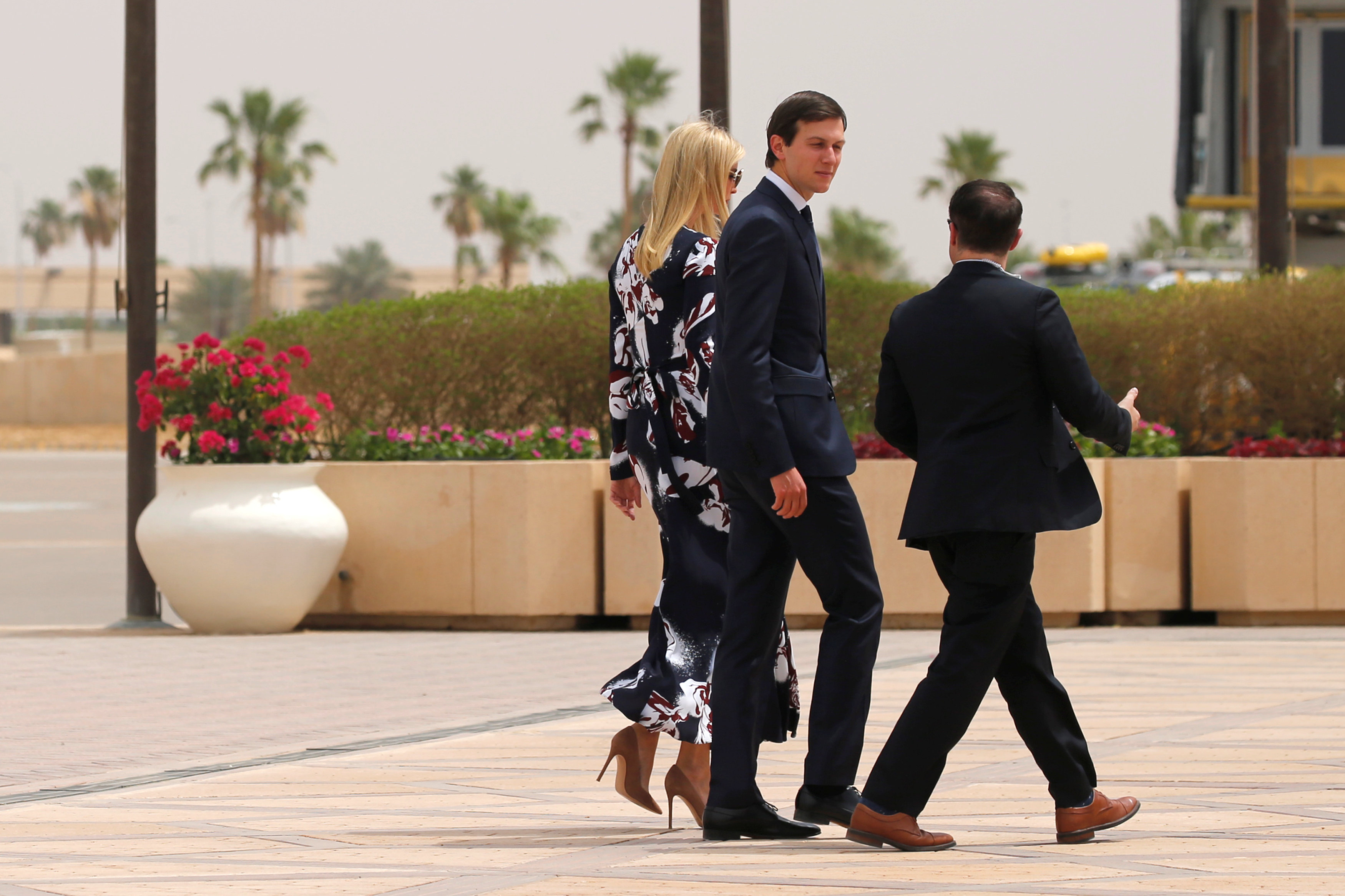 ايفانكا وزوجها يتوجهان إلى مقر اقامتهما فى الرياض