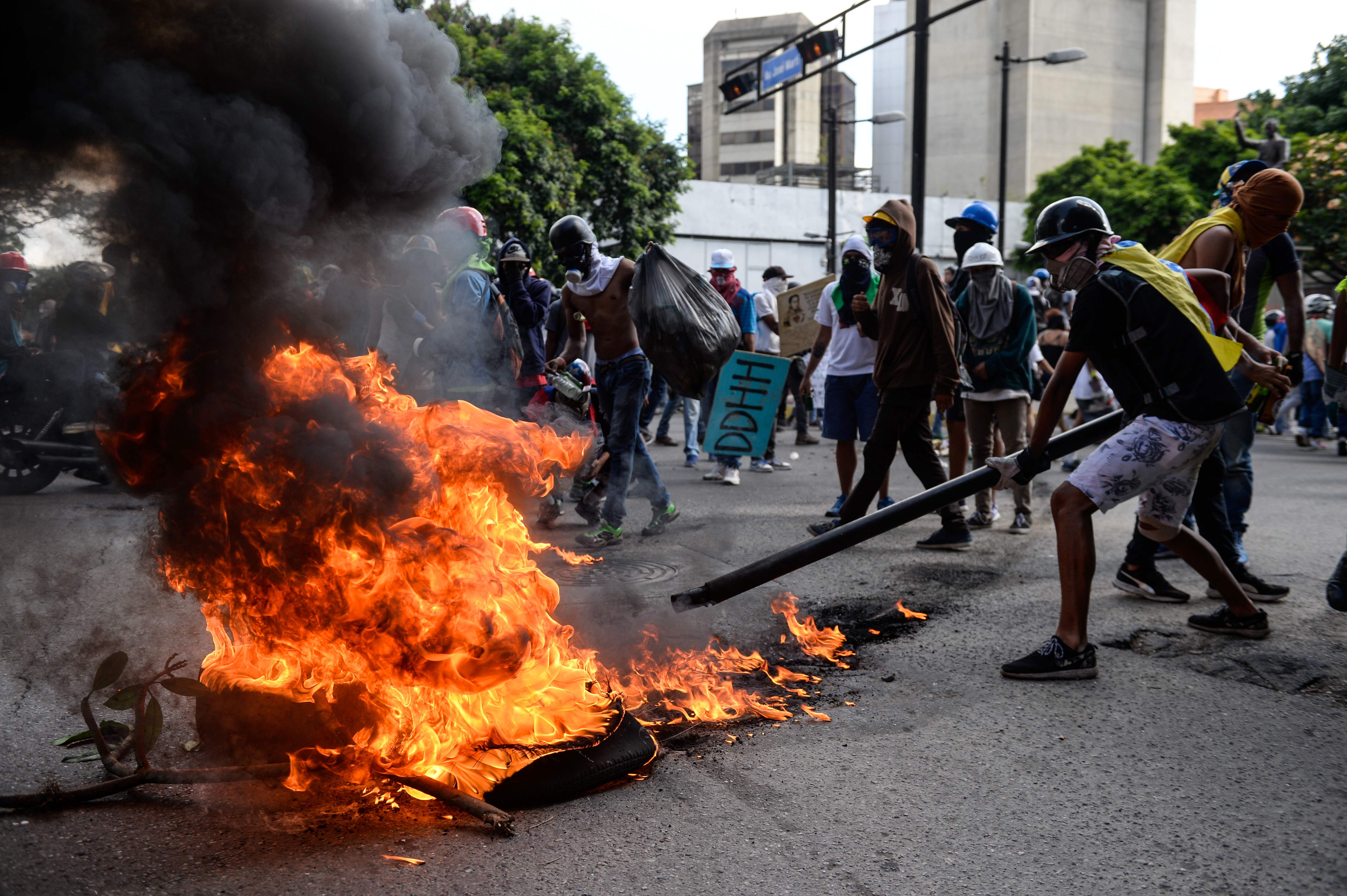 اشعال النيران فى شوارع فنزويلا
