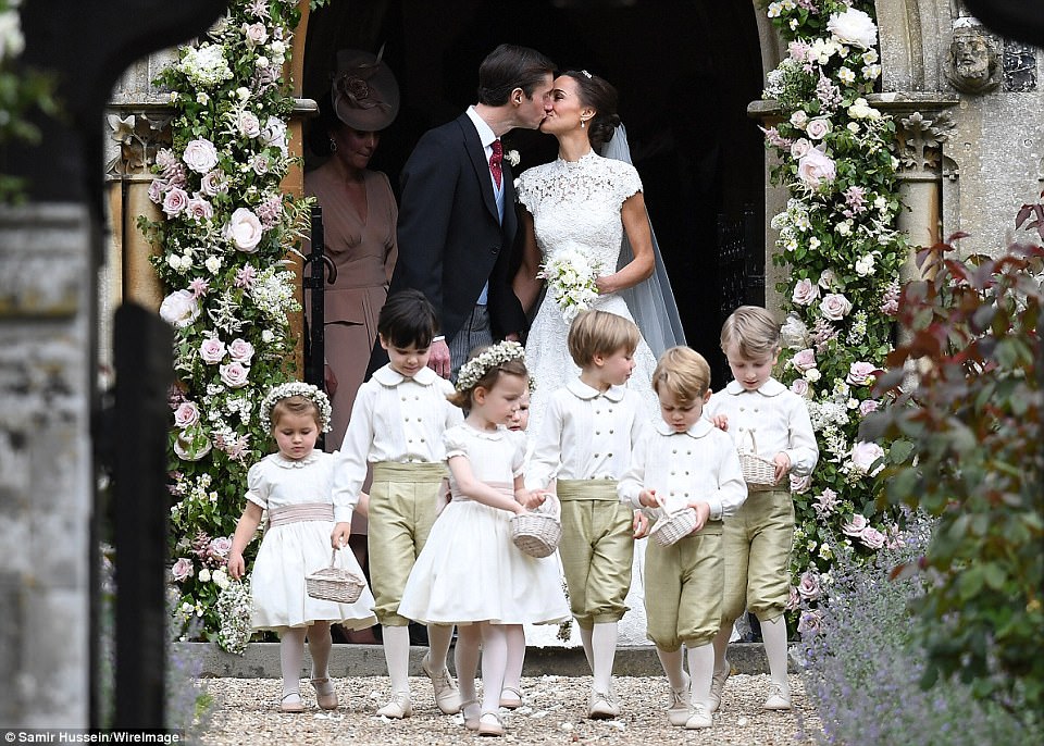4092280000000578-4524842-Pippa_kissed_her_new_husband_moments_after_they_said_I_do_outsid-a-27_1495308681042
