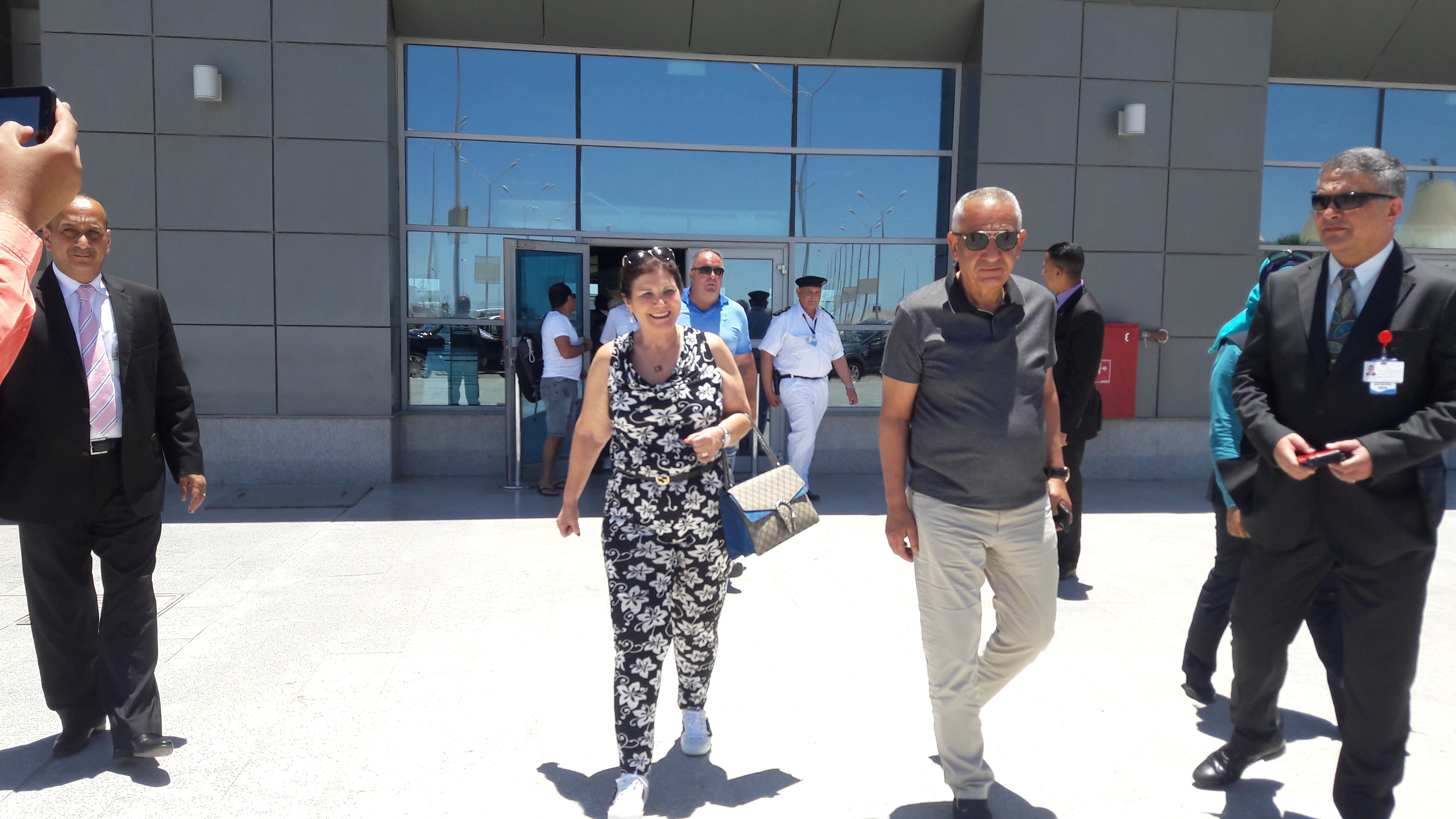 أسرة كريستيانو رونالدو خلال وصولها مطار الغردقة
