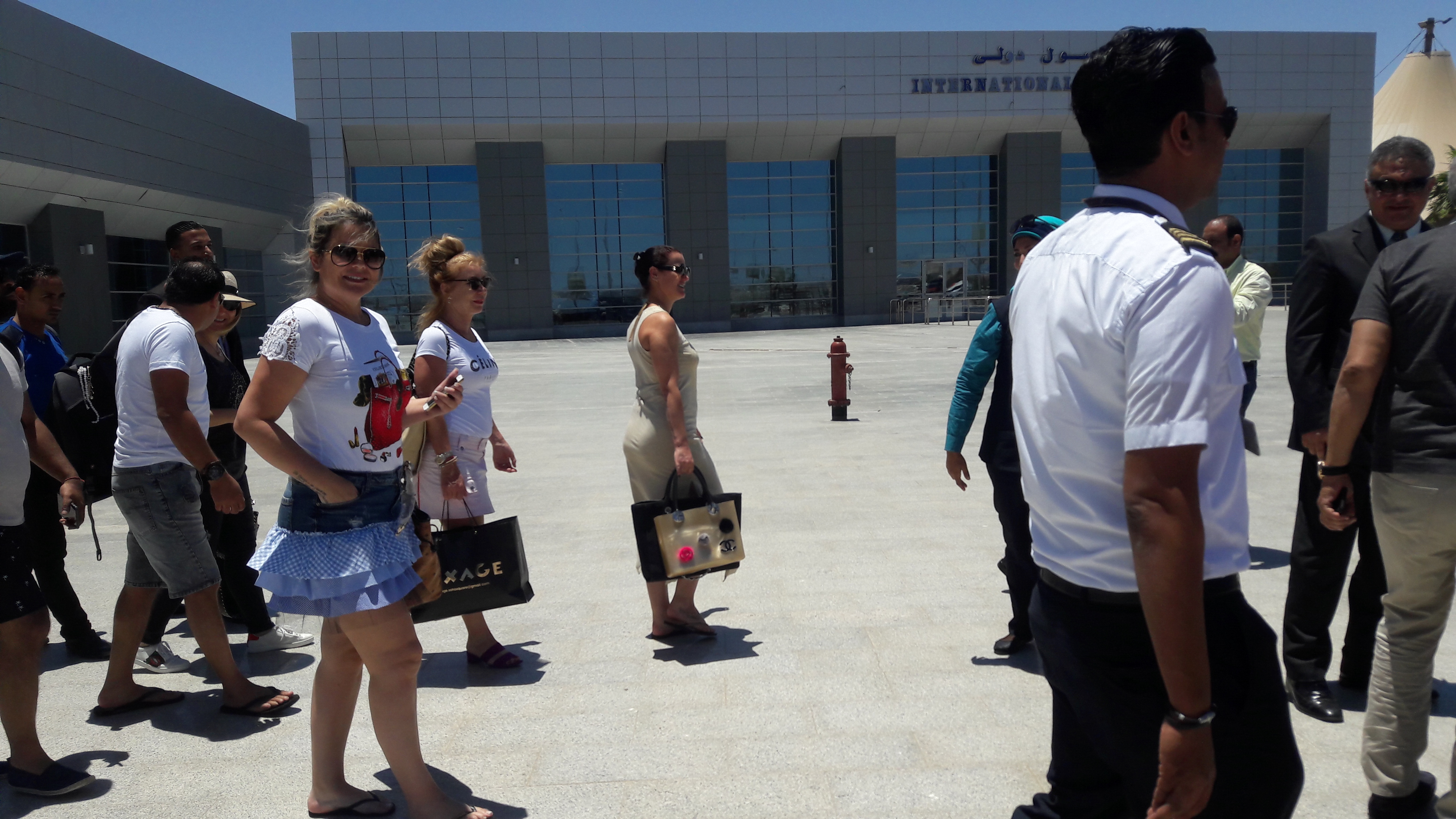 أسرة كريستيانو رونالدو خلال وصولها مطار الغردقة