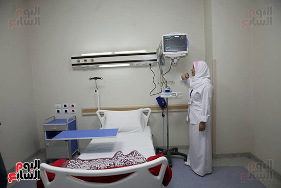  الممرضات بالمستشفي يجهزون أجهزة الكشف علي المرضي