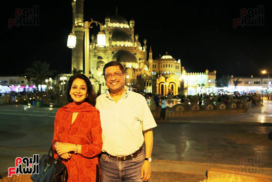 سانجاى بتاتشاريا سفير الهند بالقاهرة وزوجته أمام مسجد الصحابة بشرم الشيخ