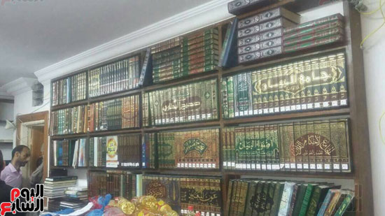 مكتبة داخل الزواة بها كتب للفكر المتطرف