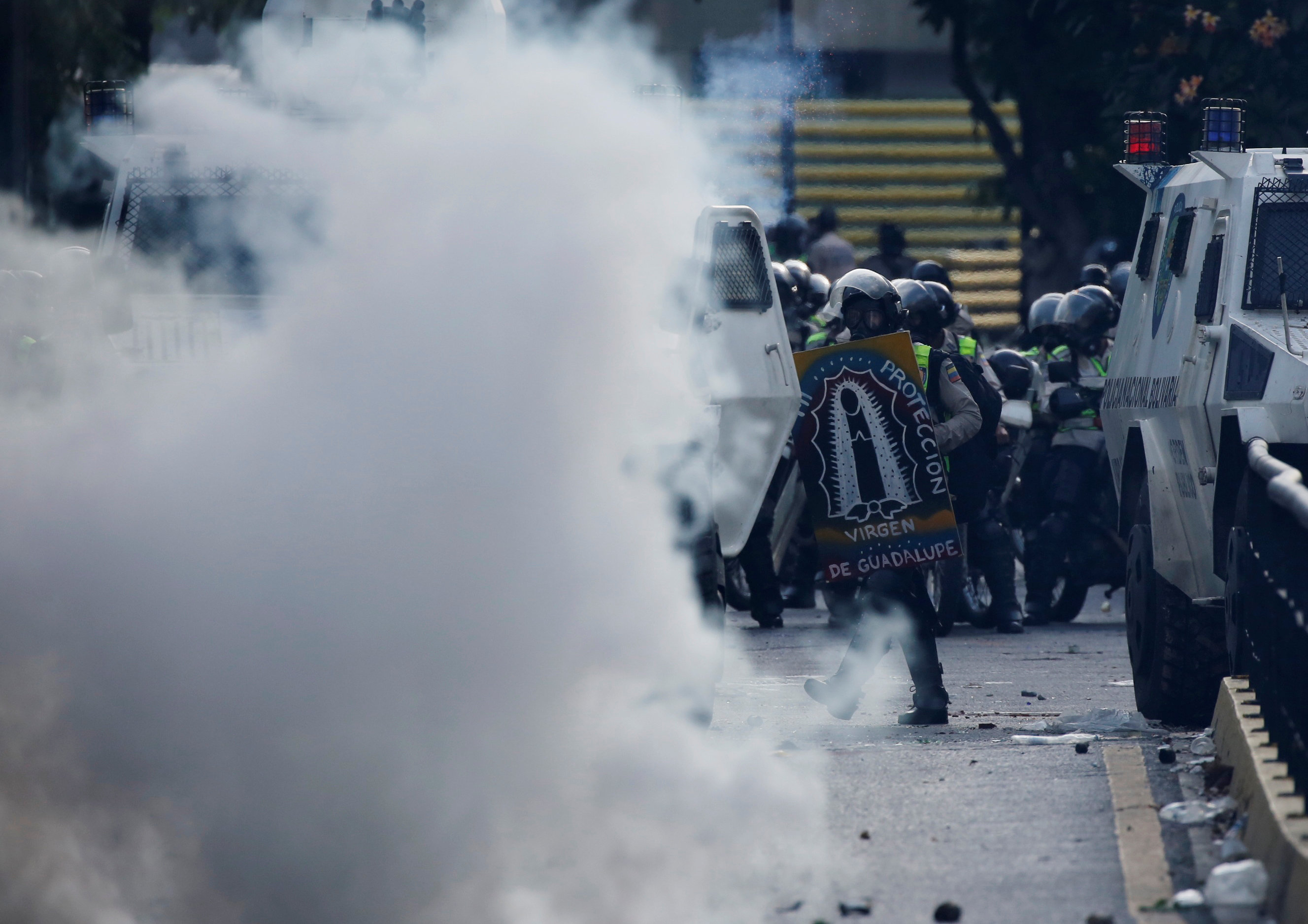 الغاز المسيل للدموع تنتشر بمحيط الاحتجاجات فى فنزويلا