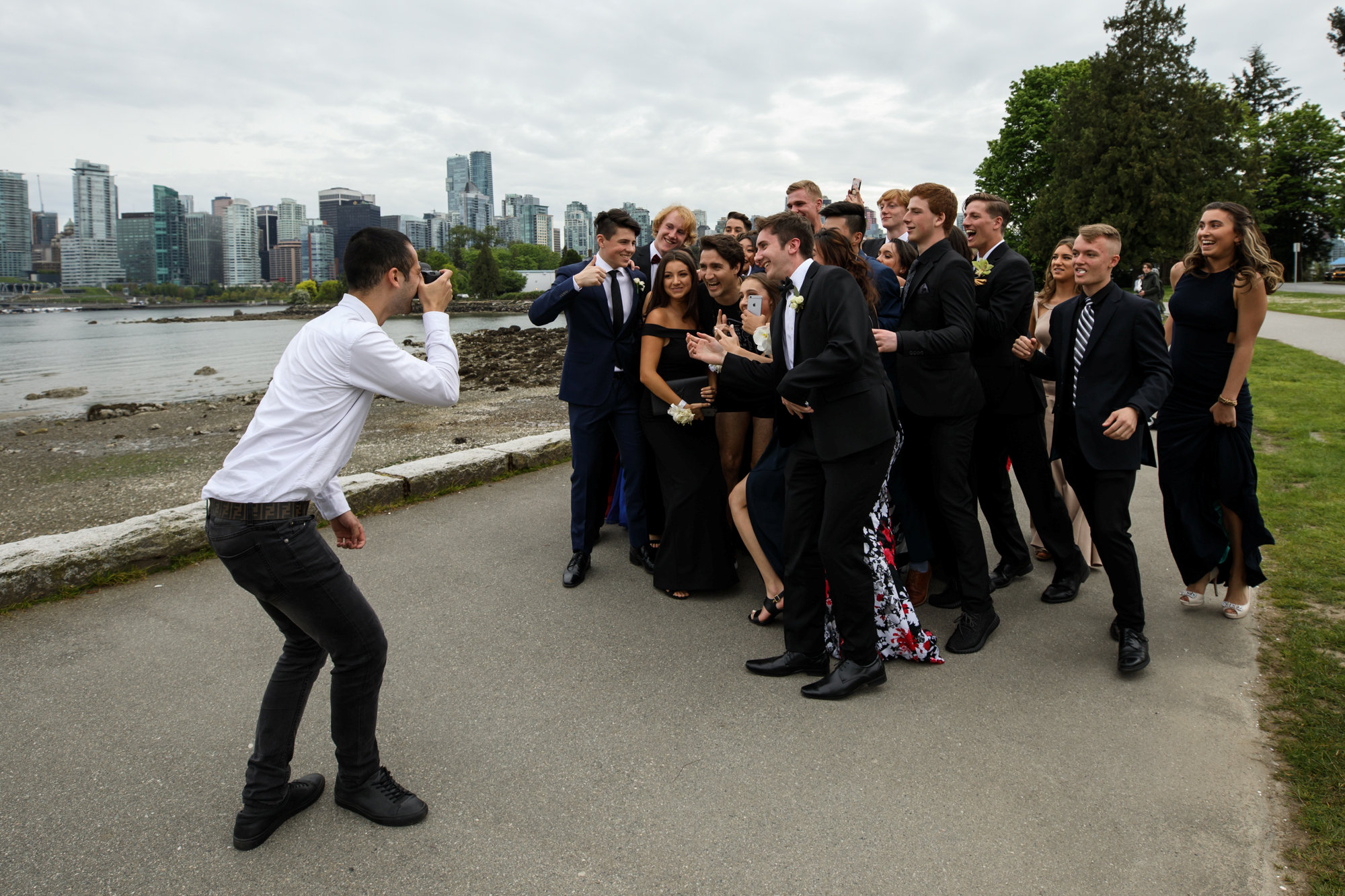 رئيس الوزراء الكندى وسط الطلاب