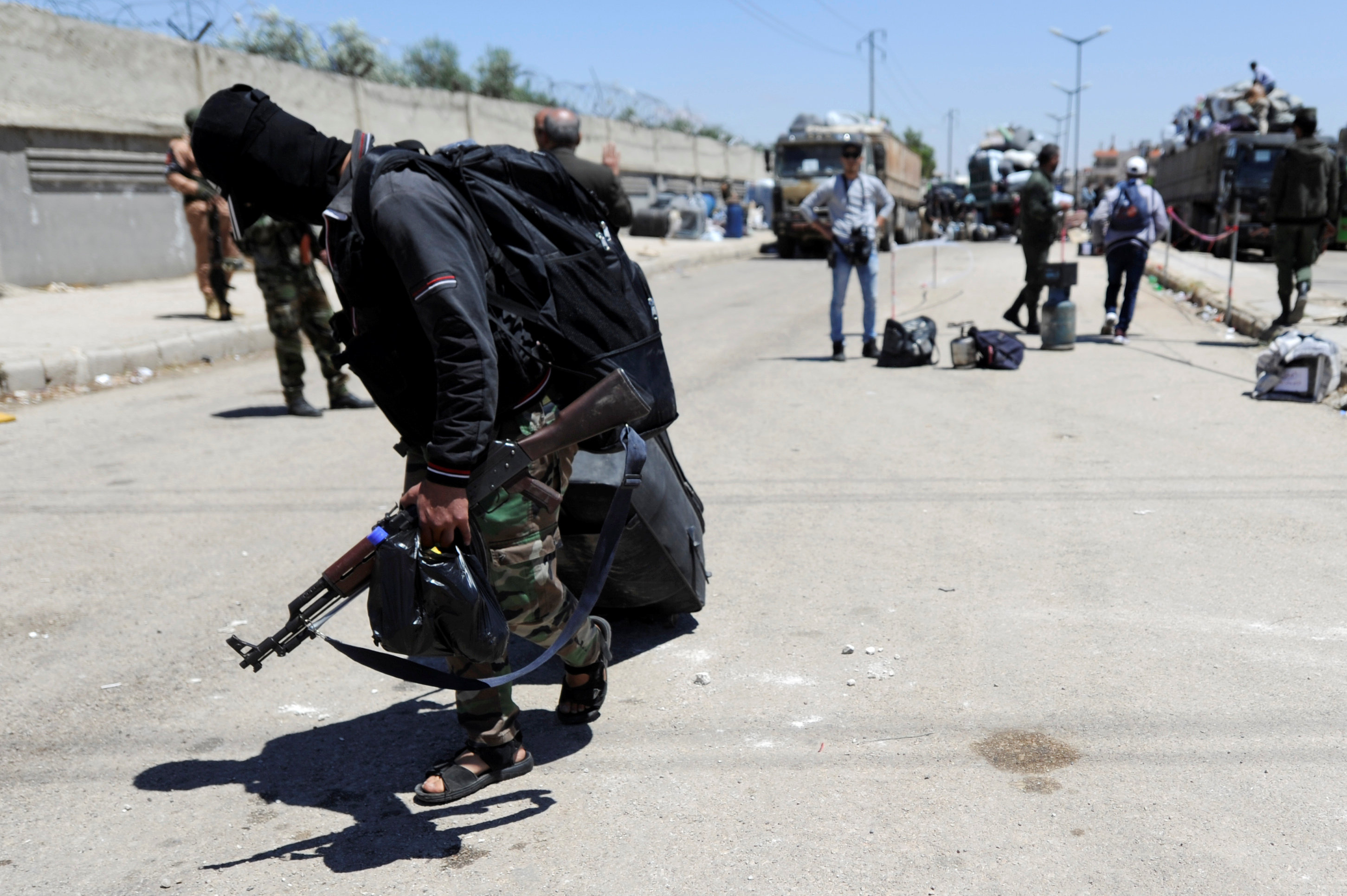 مقاتل من المتمردين يحمل  حقائبه وسلاحه