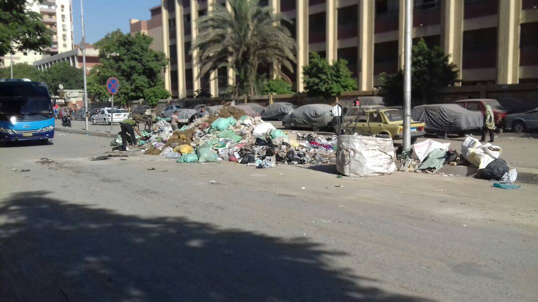 المخلفات والقمامة فى عرض الطريق