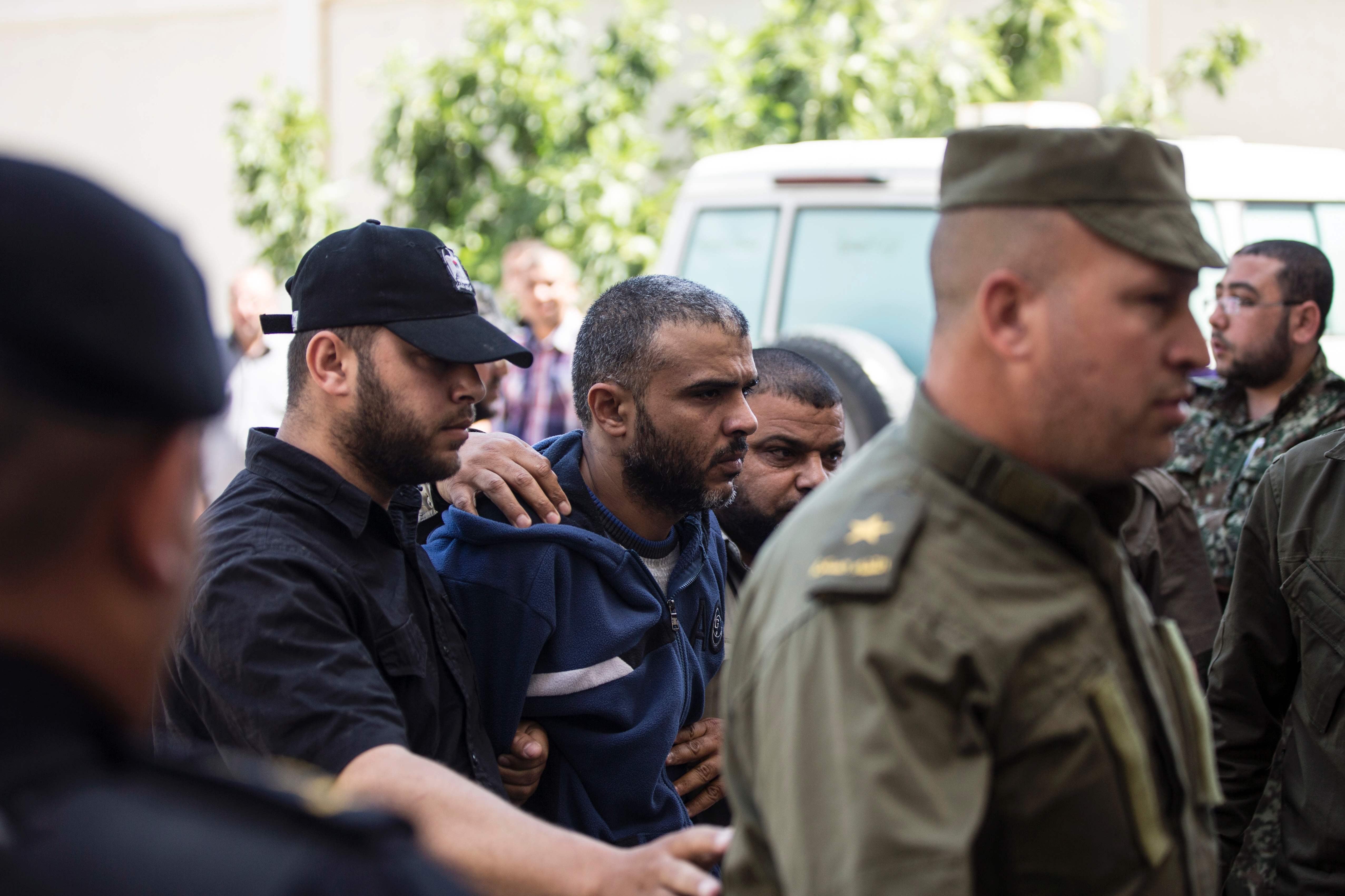 شرطة حماس تنقل أحد المتهمين فى قتل مازن الفقهاء