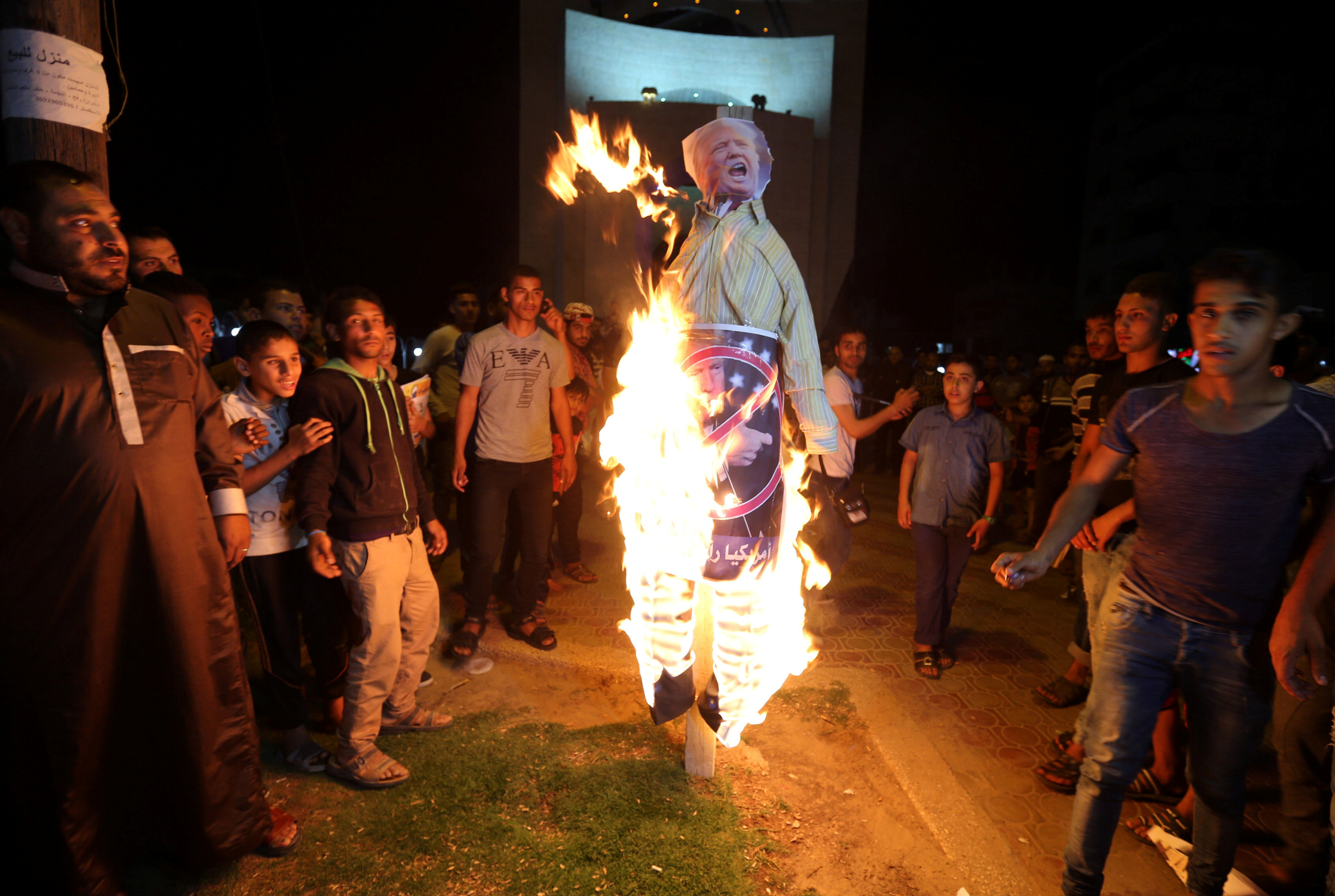 فلسطينيون يحرقون دمية لترامب