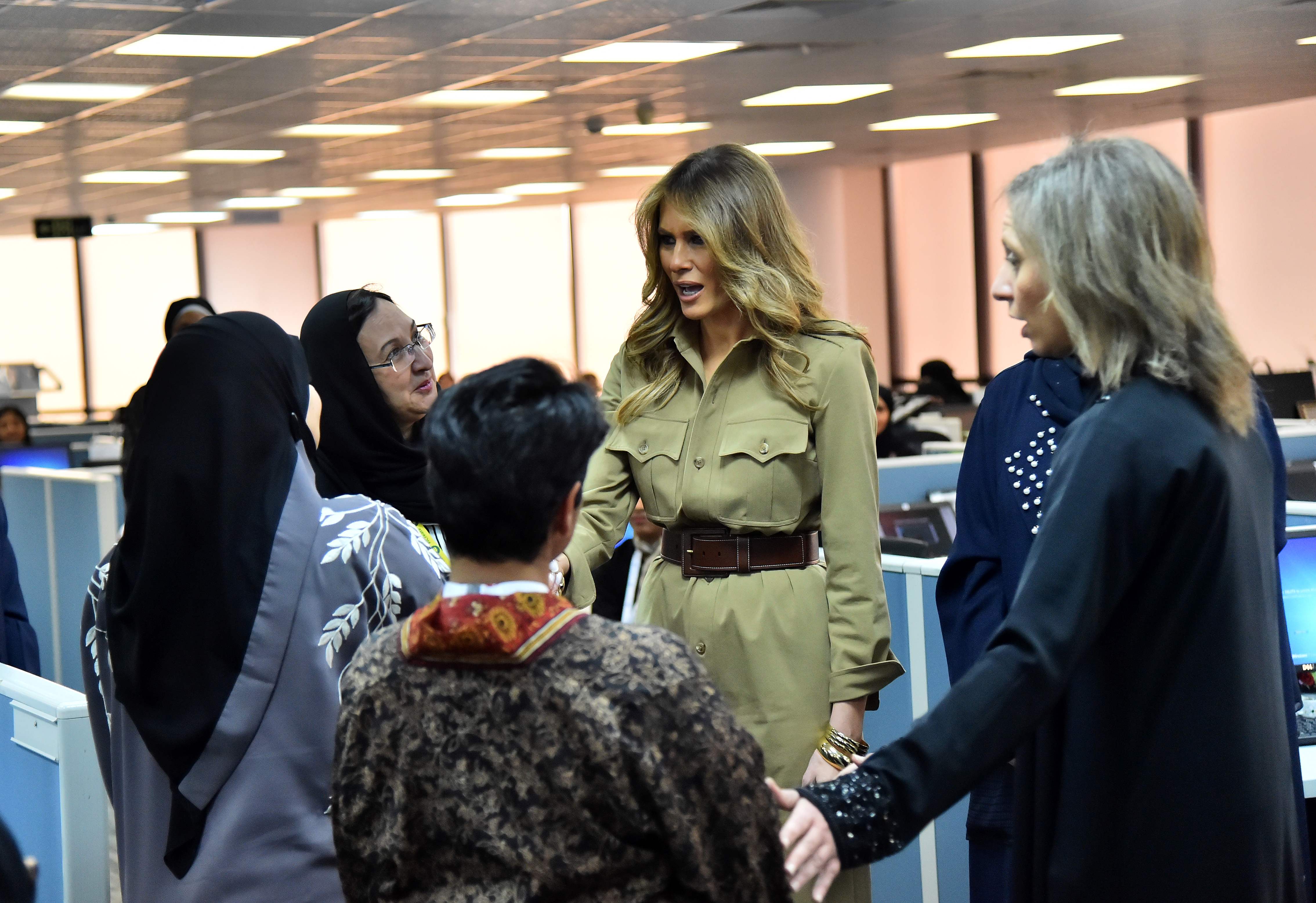 ميلانيا ترامب تتحدث مع العاملات بجنرال إلكتريك