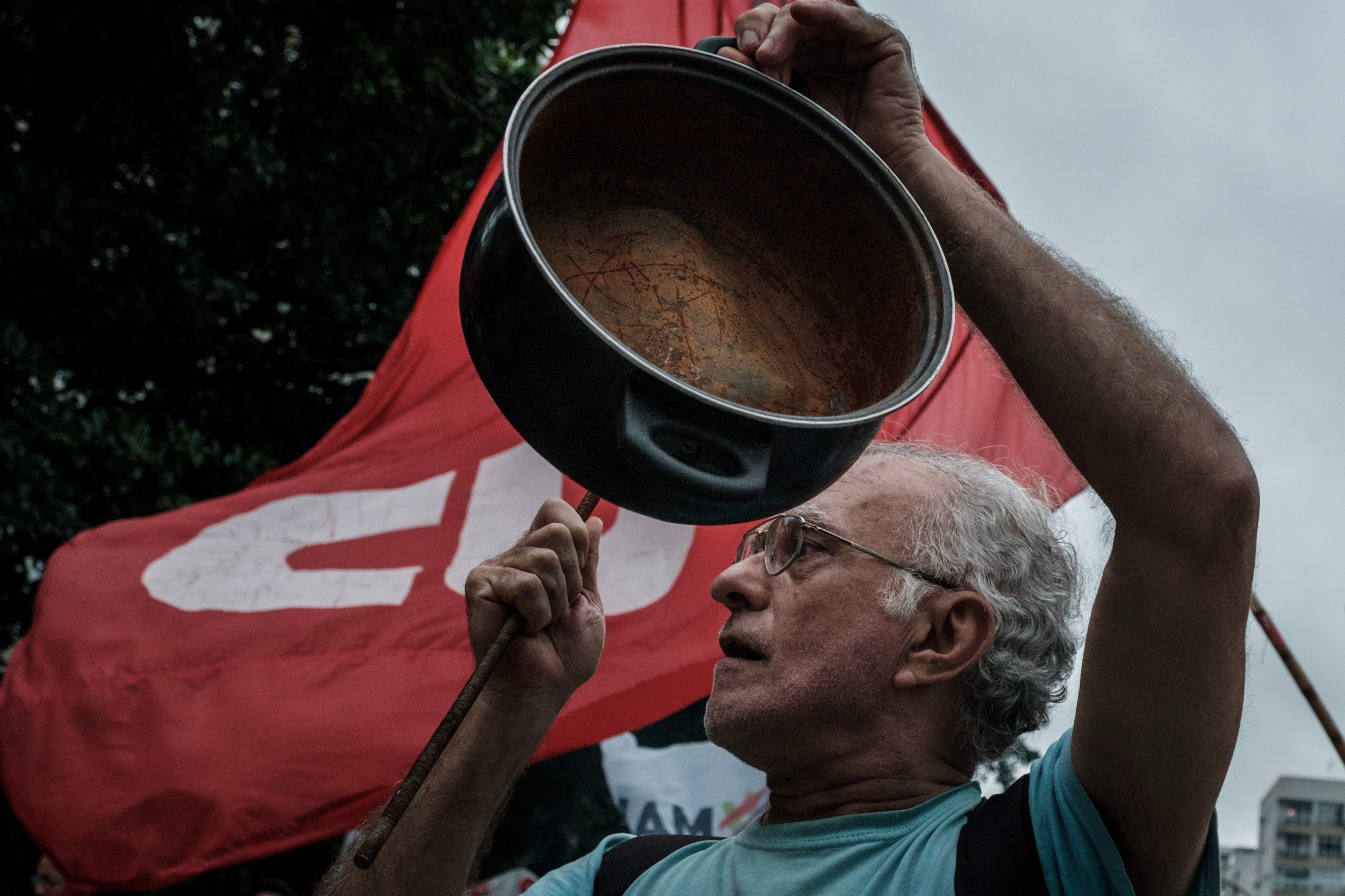 مواطن برازيلى يقرع الحلل احتجاجا على فساد الرئيس