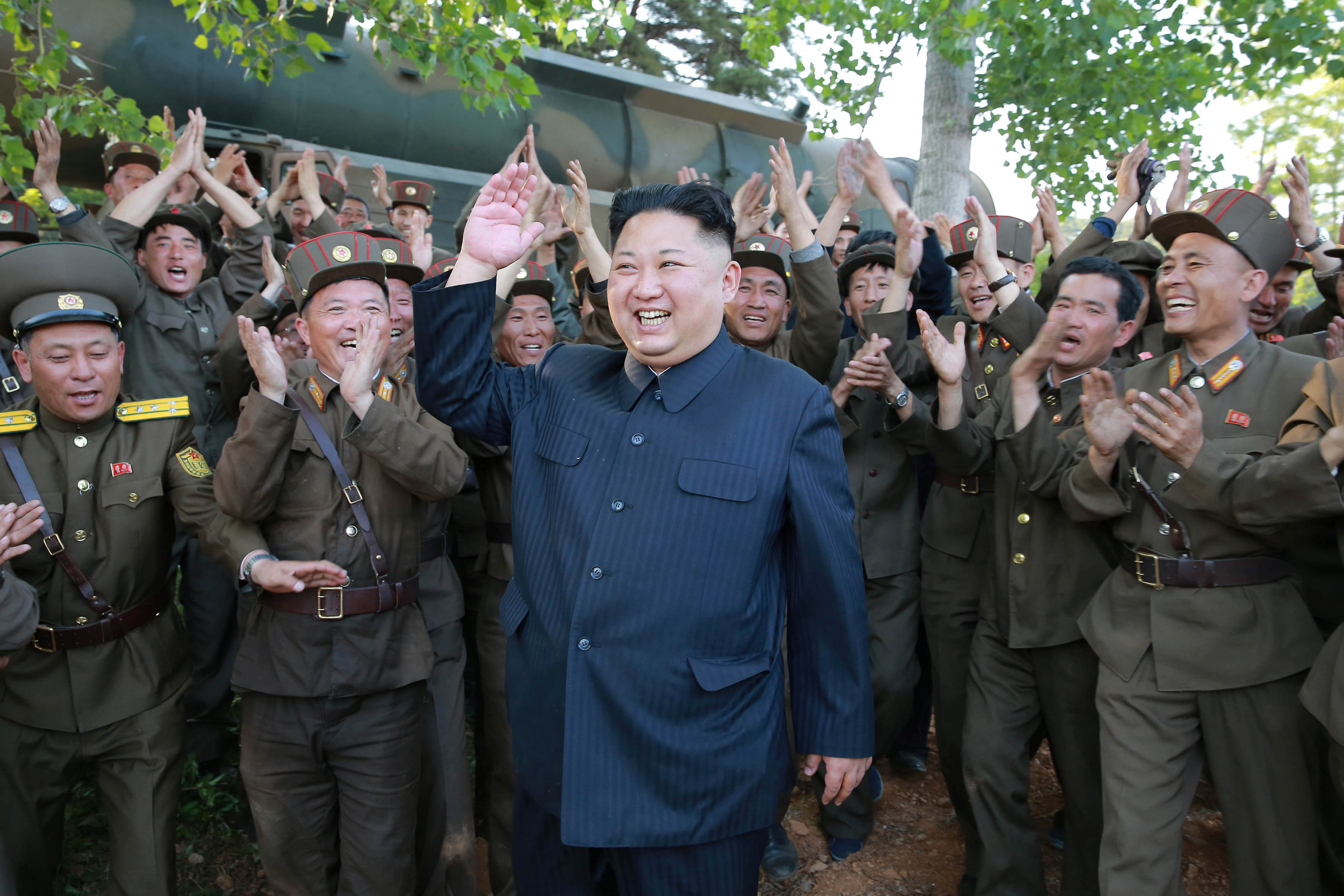 زعيم كوريا الشمالية يحيى قادة الجيش بعد التجربة الصاروخية