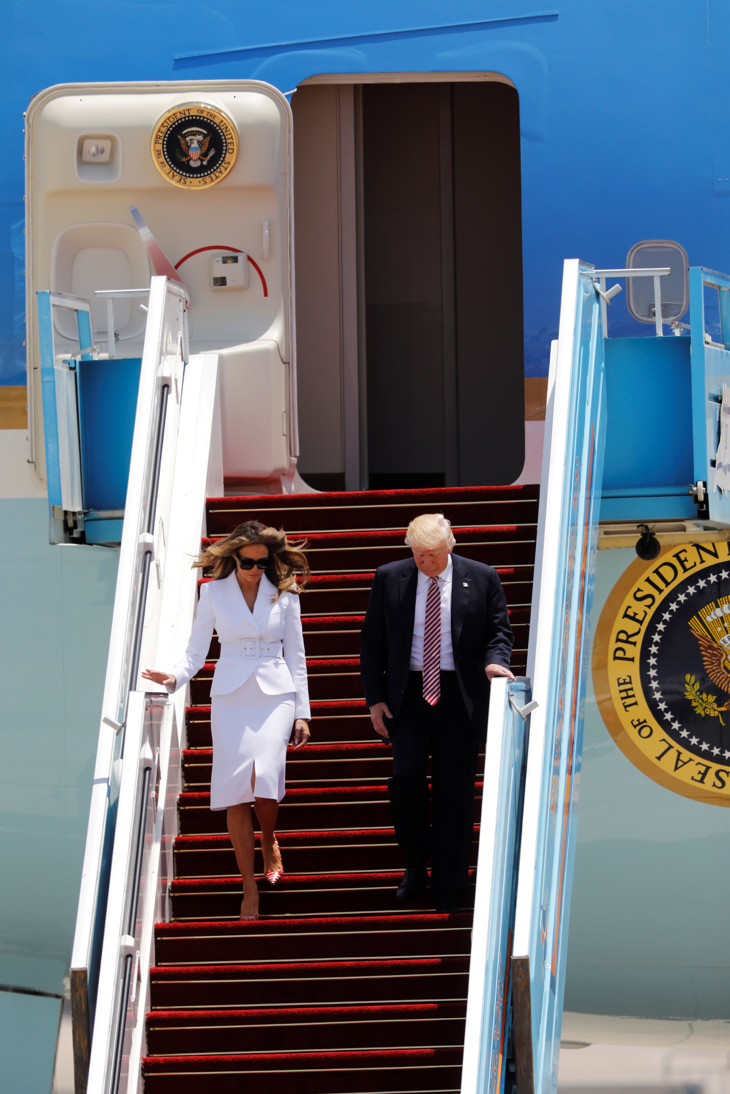 ترامب وميلانيا يهبطان على سلم الطائرة فى تل أبيب