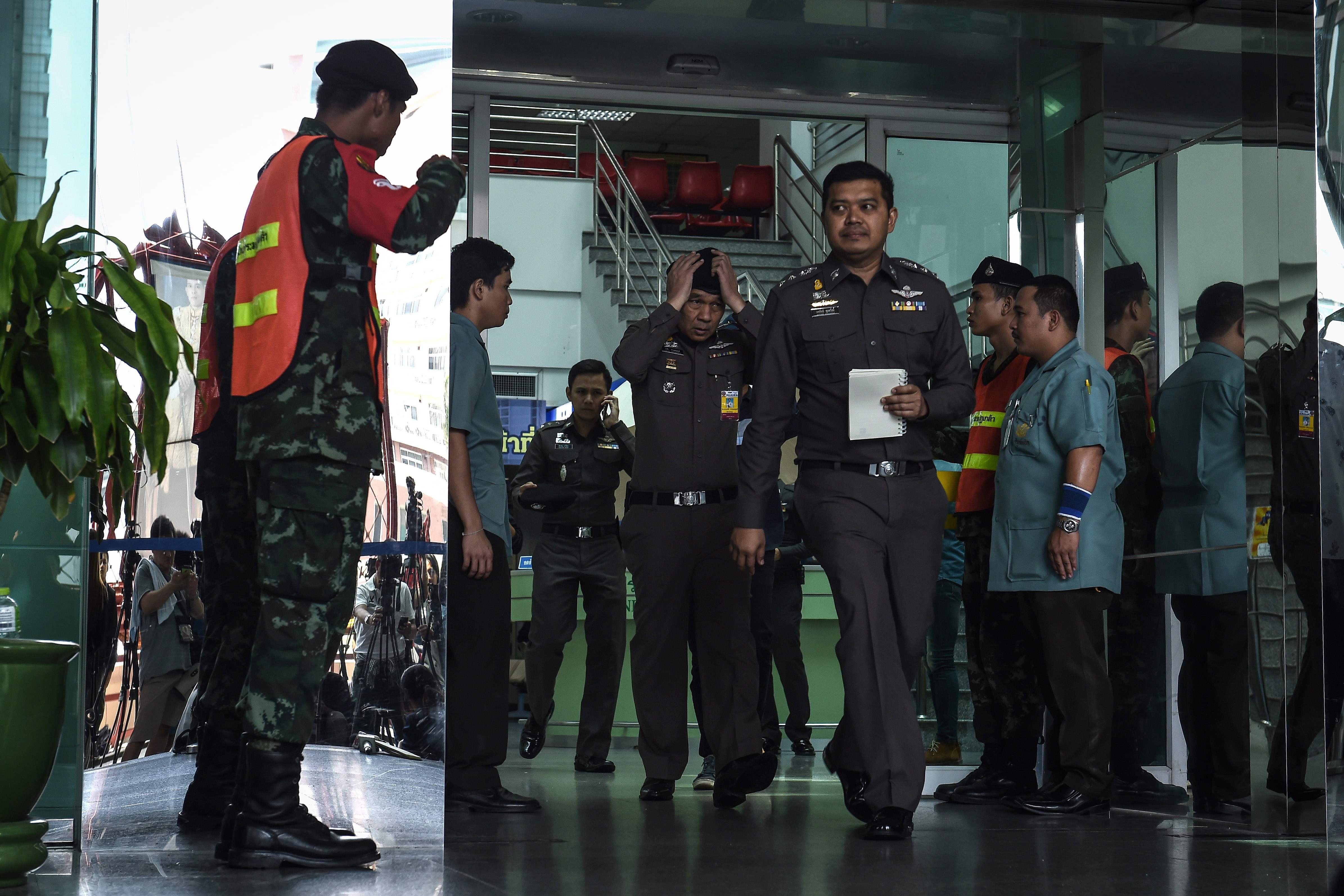 قائد بالشرطة التايلاندية يصل موقع التفجير بالمستشفى