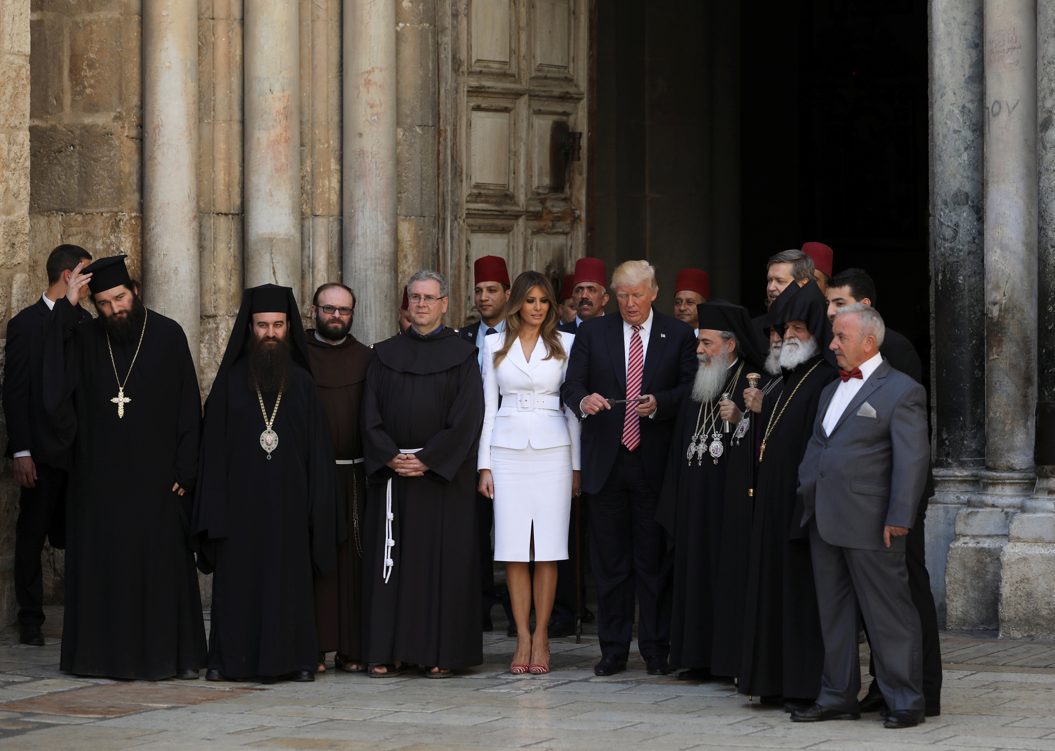 ترامب وميلانيا يلتقطان صورة تذكارية مع البطريرك والقساوسة