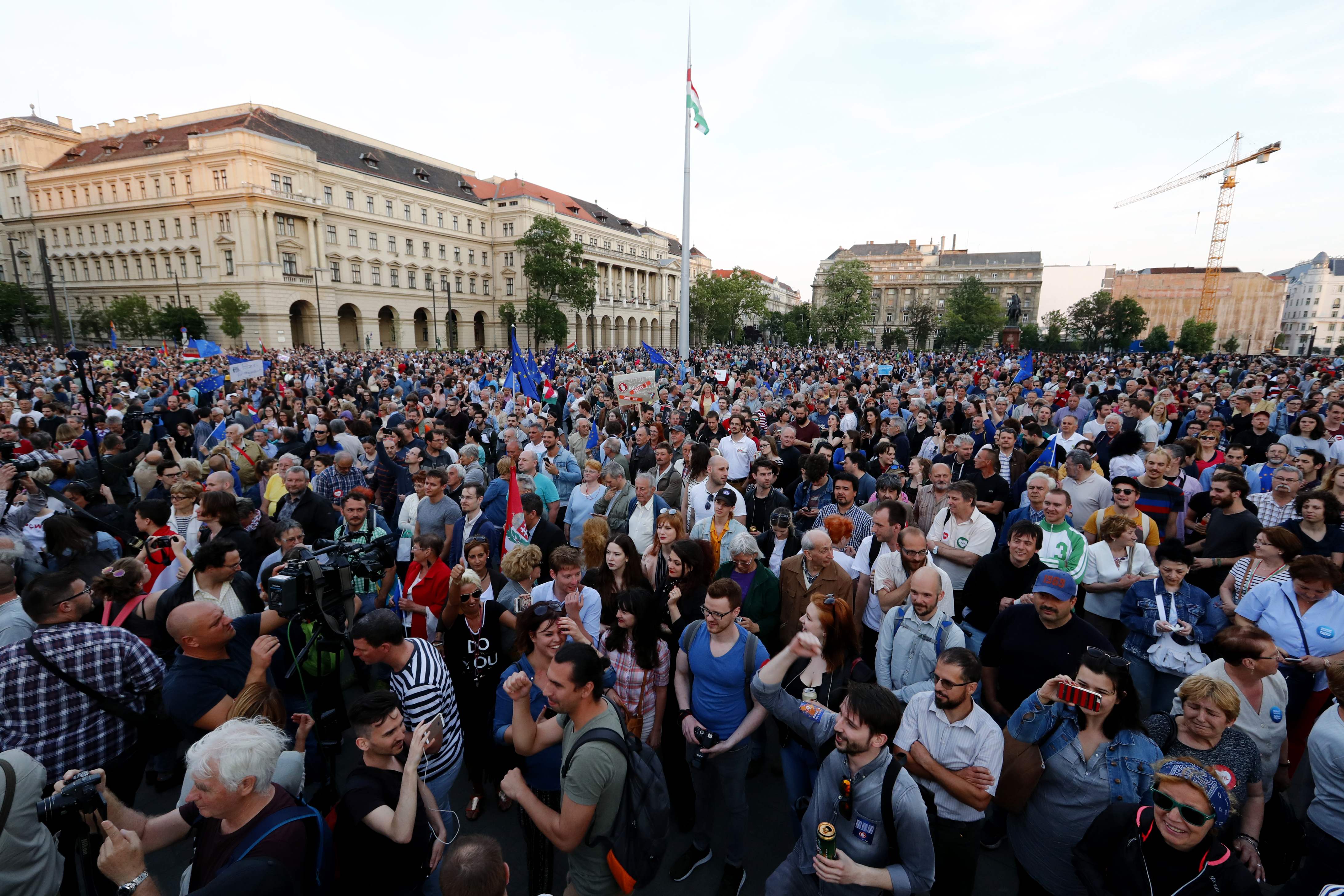 تظاهر آلاف فى بودابست دعما للاتحاد الأوروبى