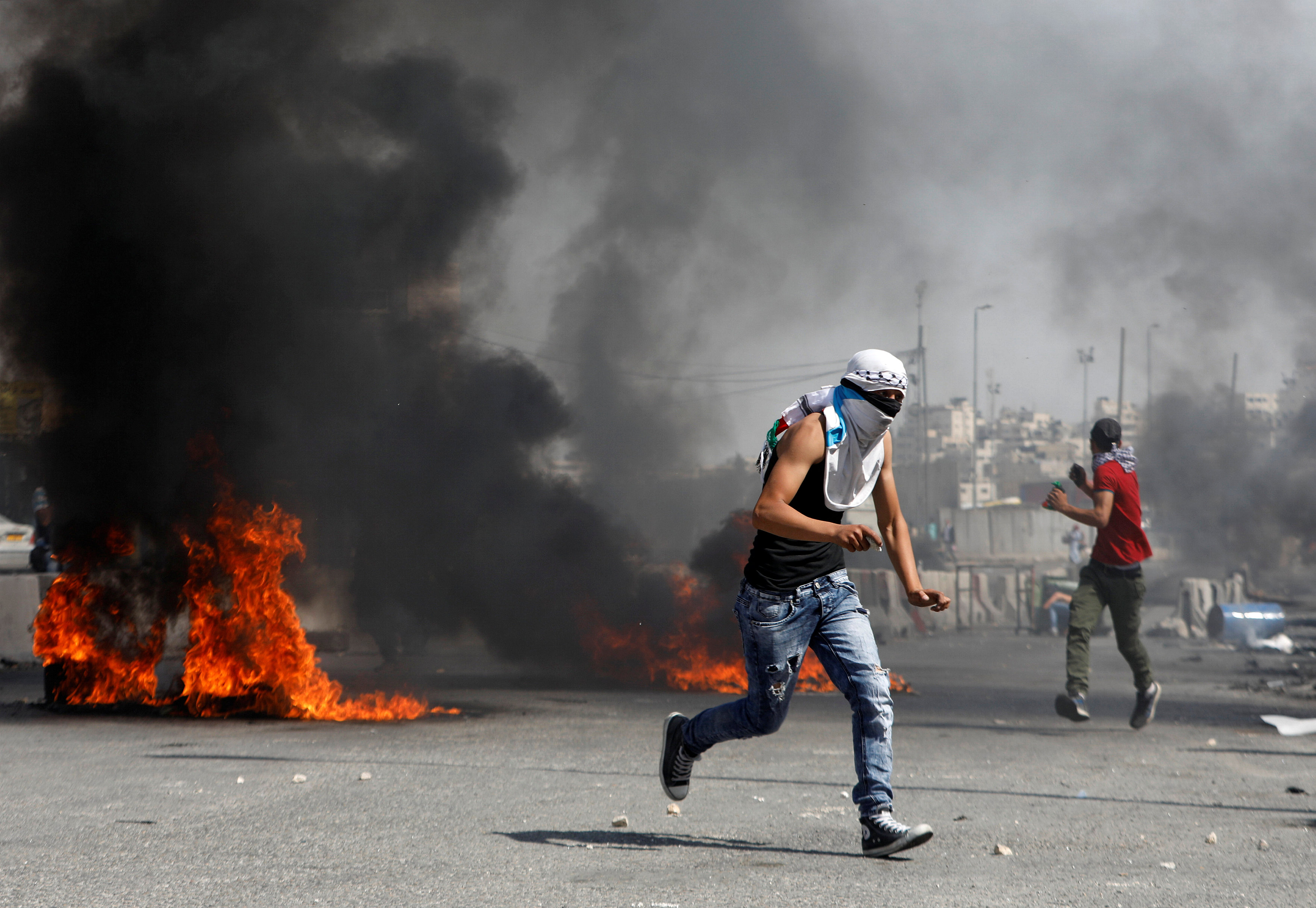 قوات الاحتلال تعتدى على المتظاهرين السلميين