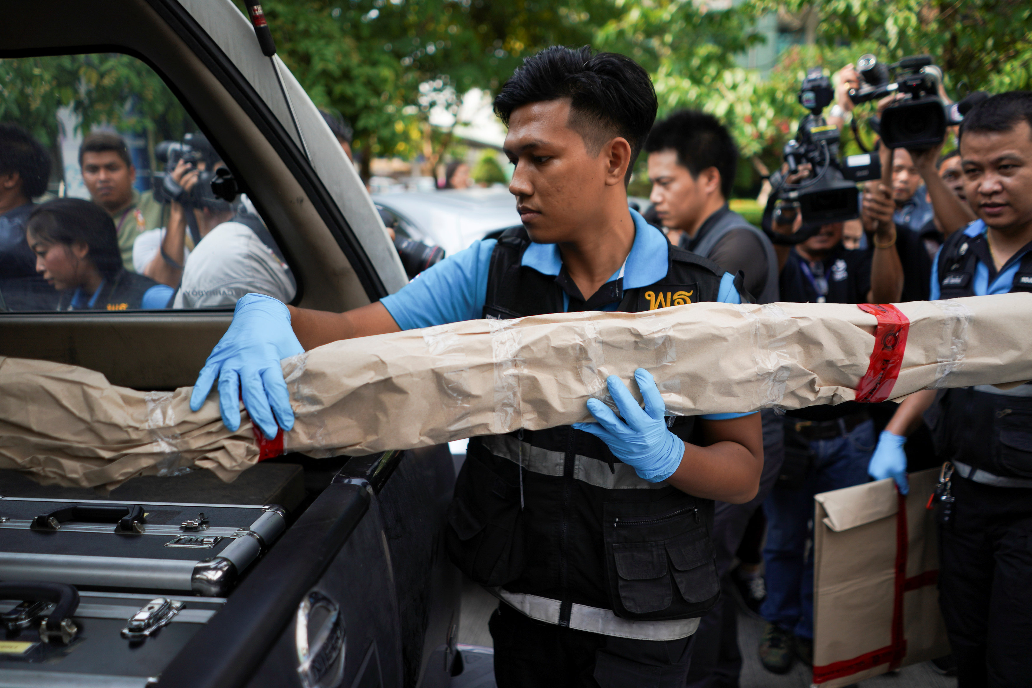 خبير بالطب الشرعى التايلاندى يحمل أدلة من موقع التفجير