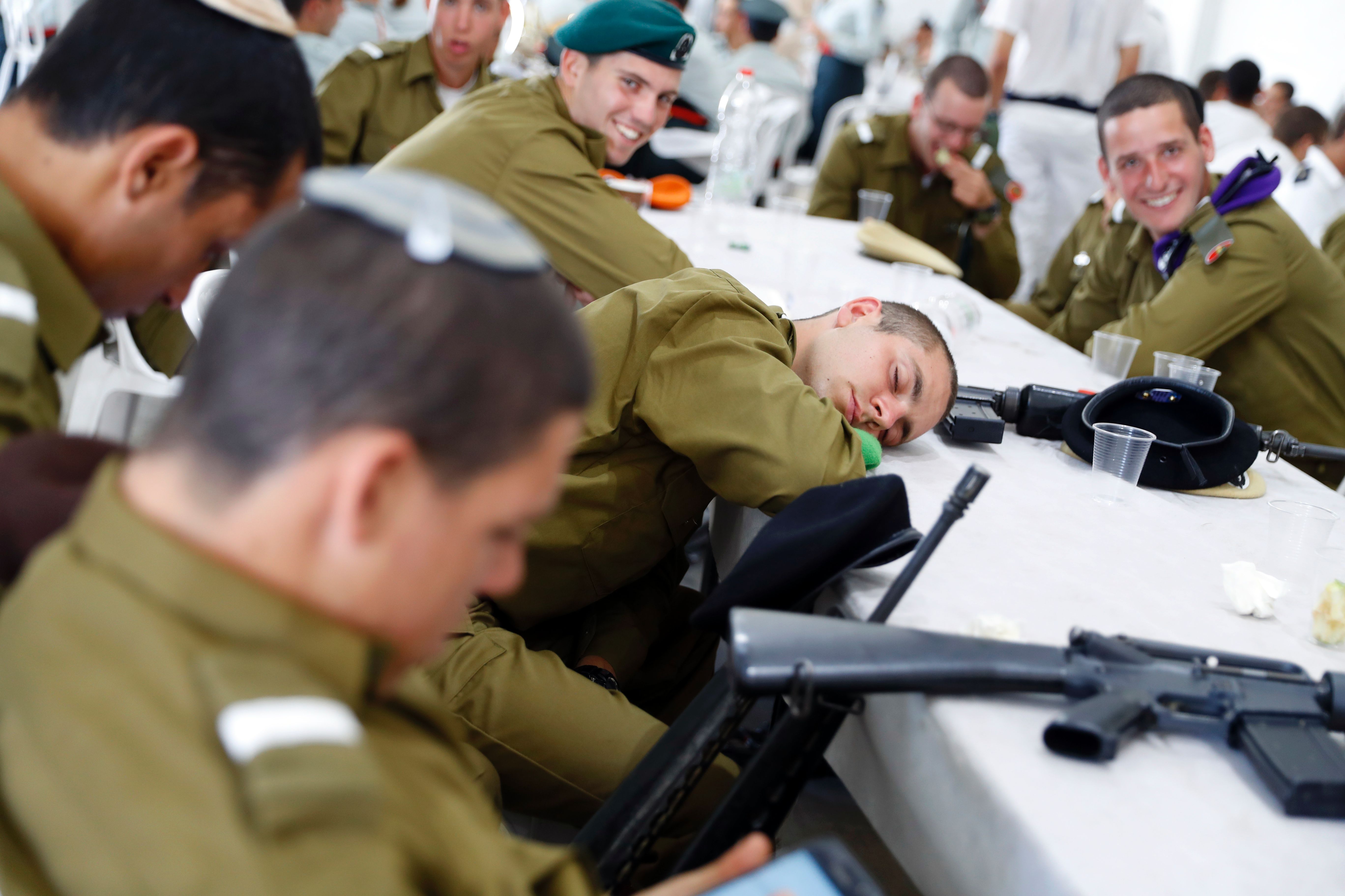 جنود نائمون فى مطار بن جوربون فى انتظار وصول ترامب لإسرائيل