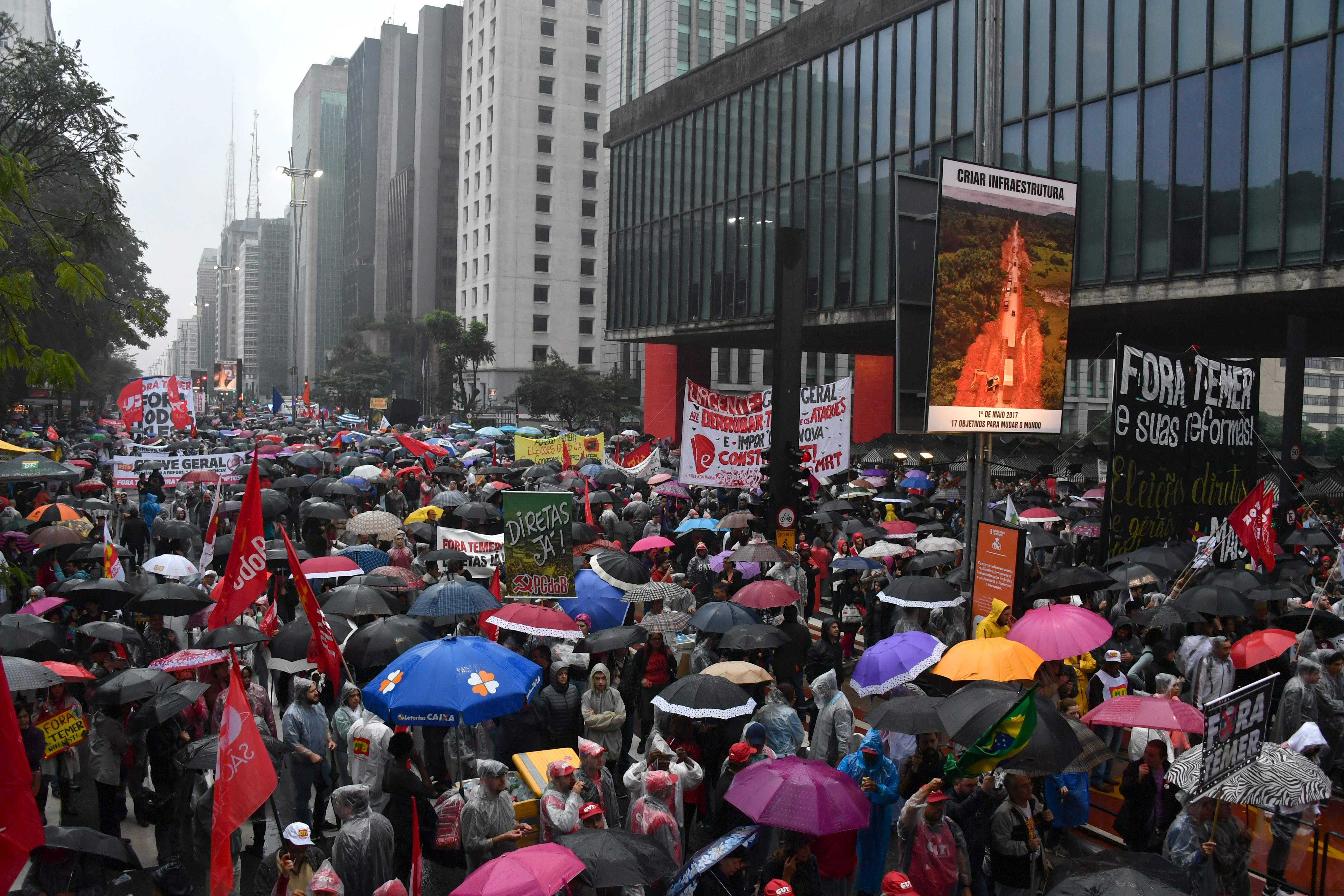 آلاف البرازيليين يحتجون ضد الرئيس البرازيلى