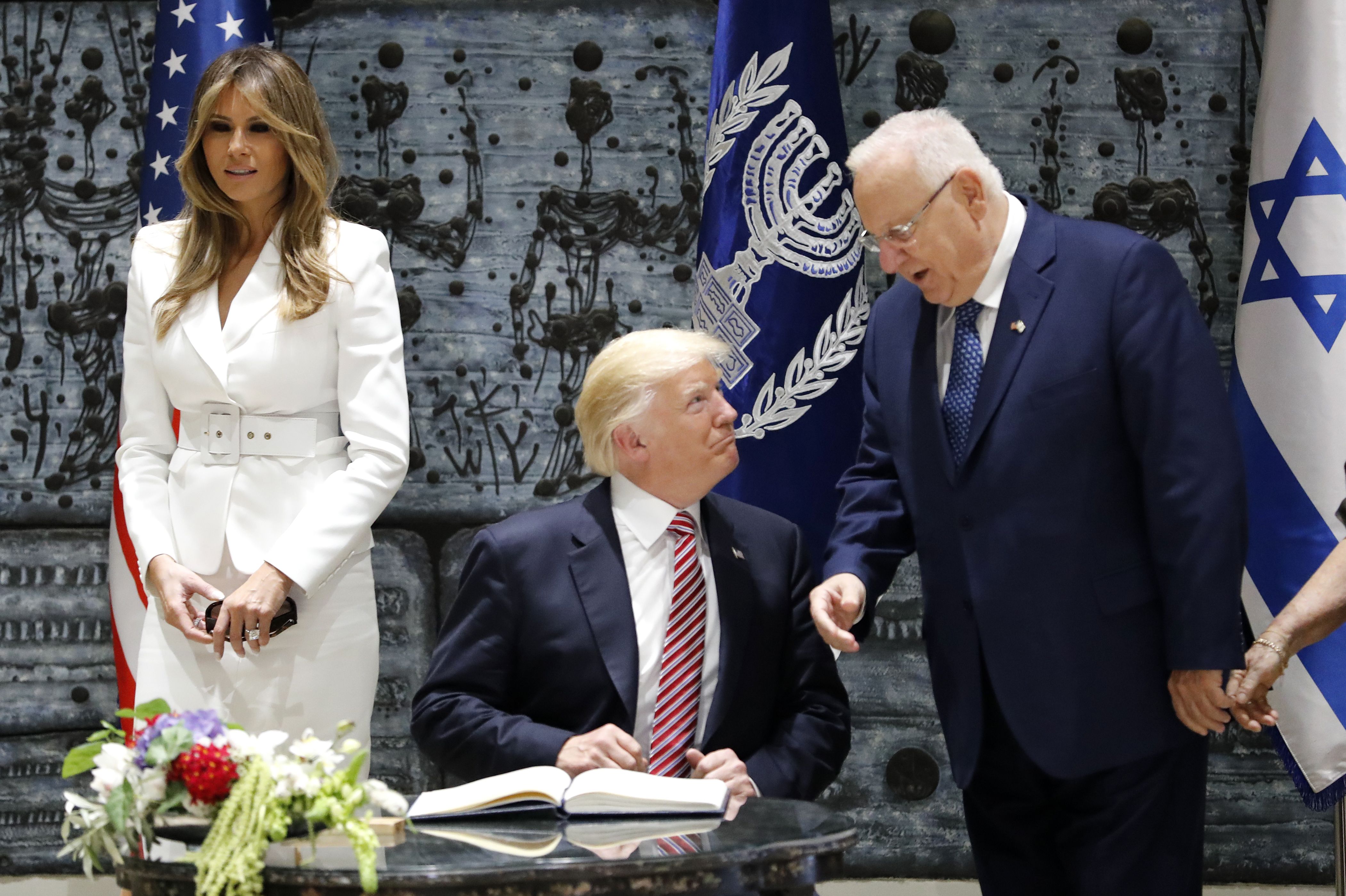 ترامب يوقع فى دفتر الضيوف بمقر الرئاسة الإسرائيلية