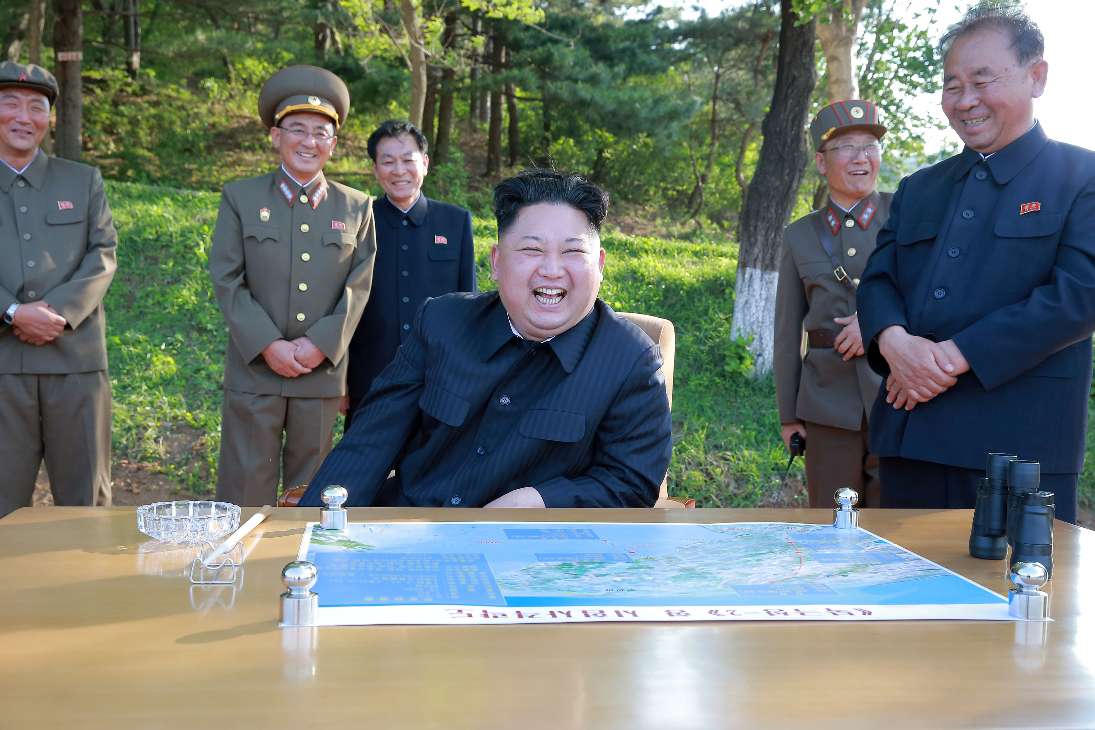 زعيم كوريا الشمالية يتابع تجربة صاروخية جديدة