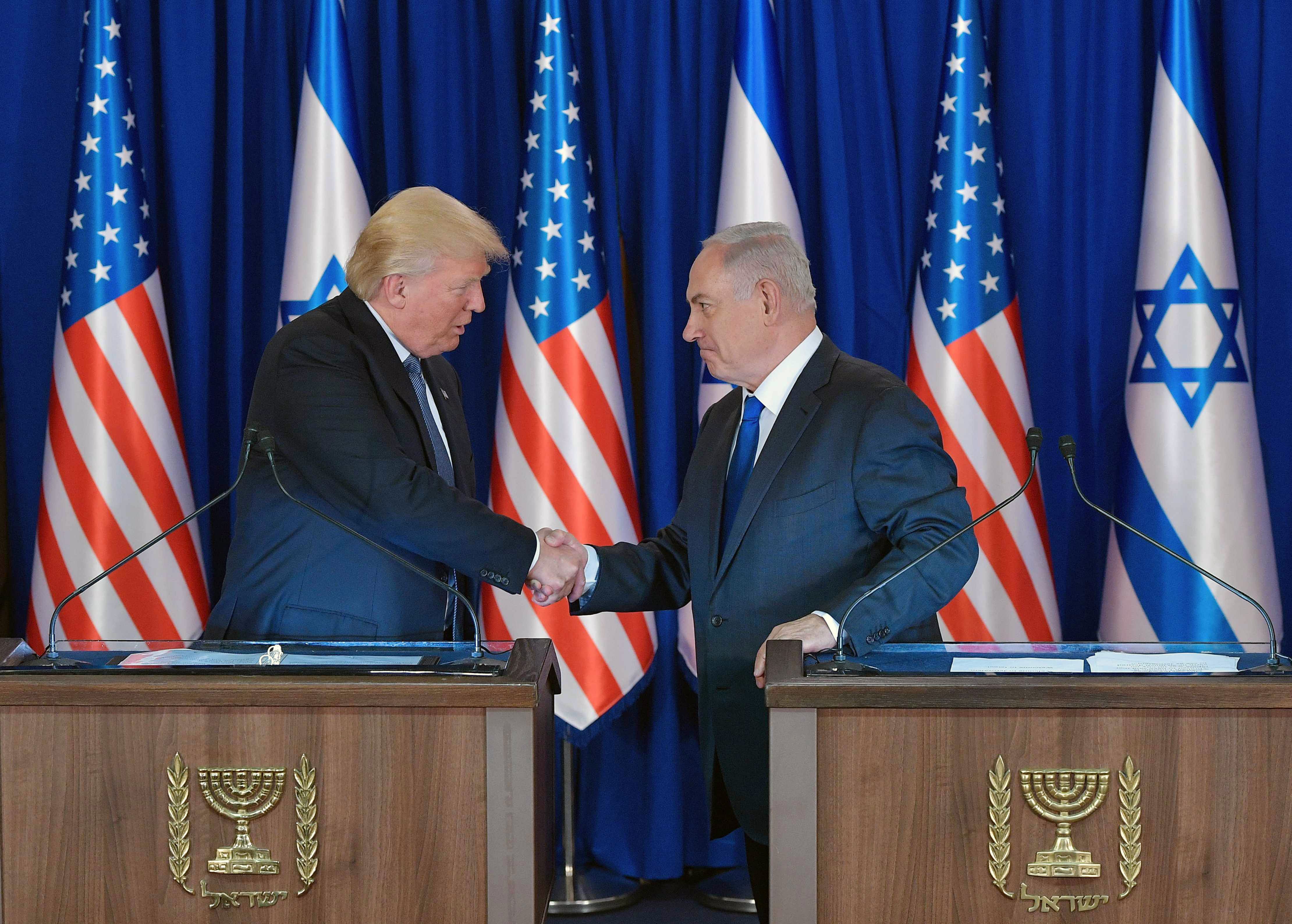 دونالد ترامب الرئيس الأمريكى يصافح رئيس الوزراء الإسرائيلى بنيامين نتنياهو