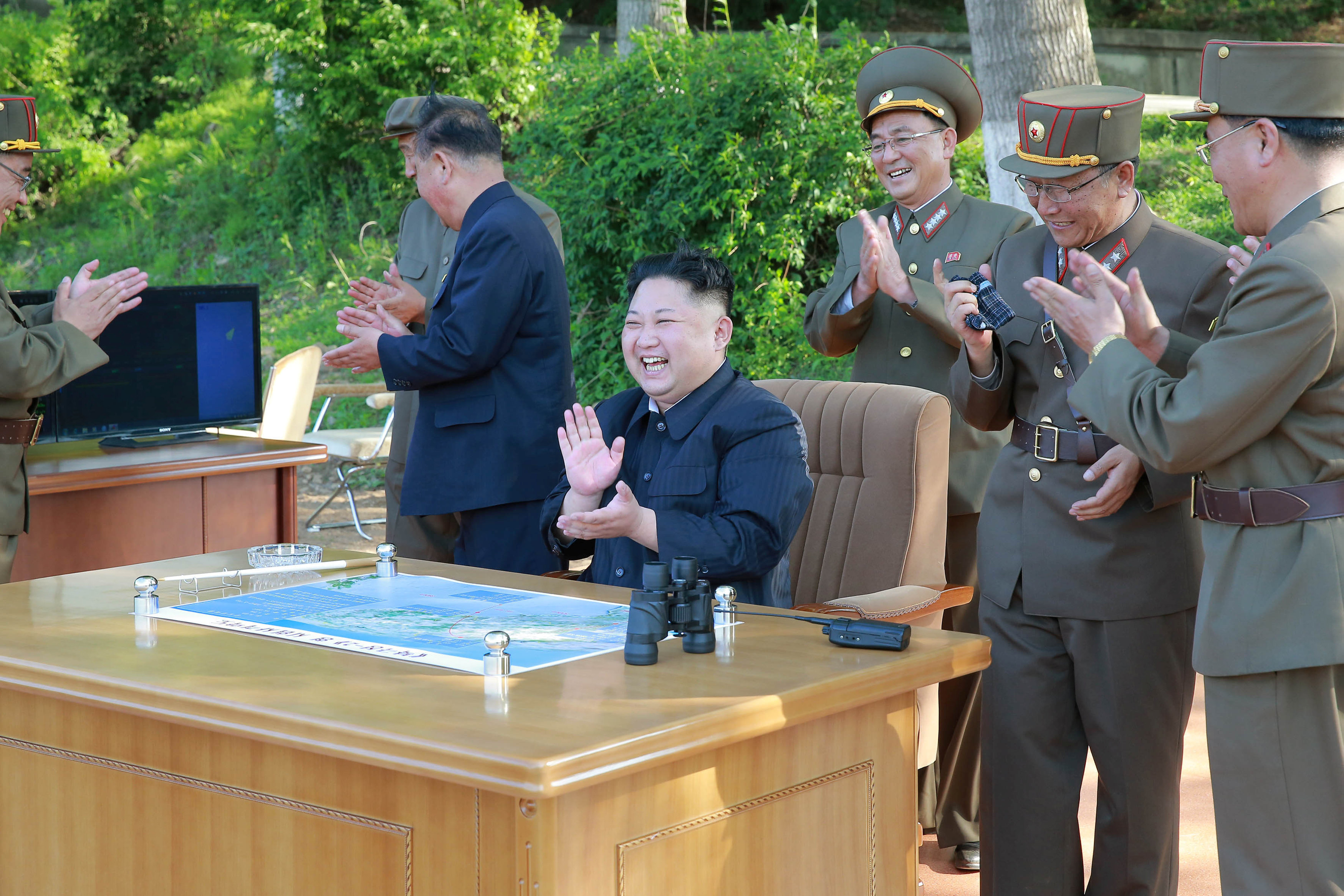 زعيم كوريا الشمالية يصفق عقب اطلاق الصاروخ الباليستى