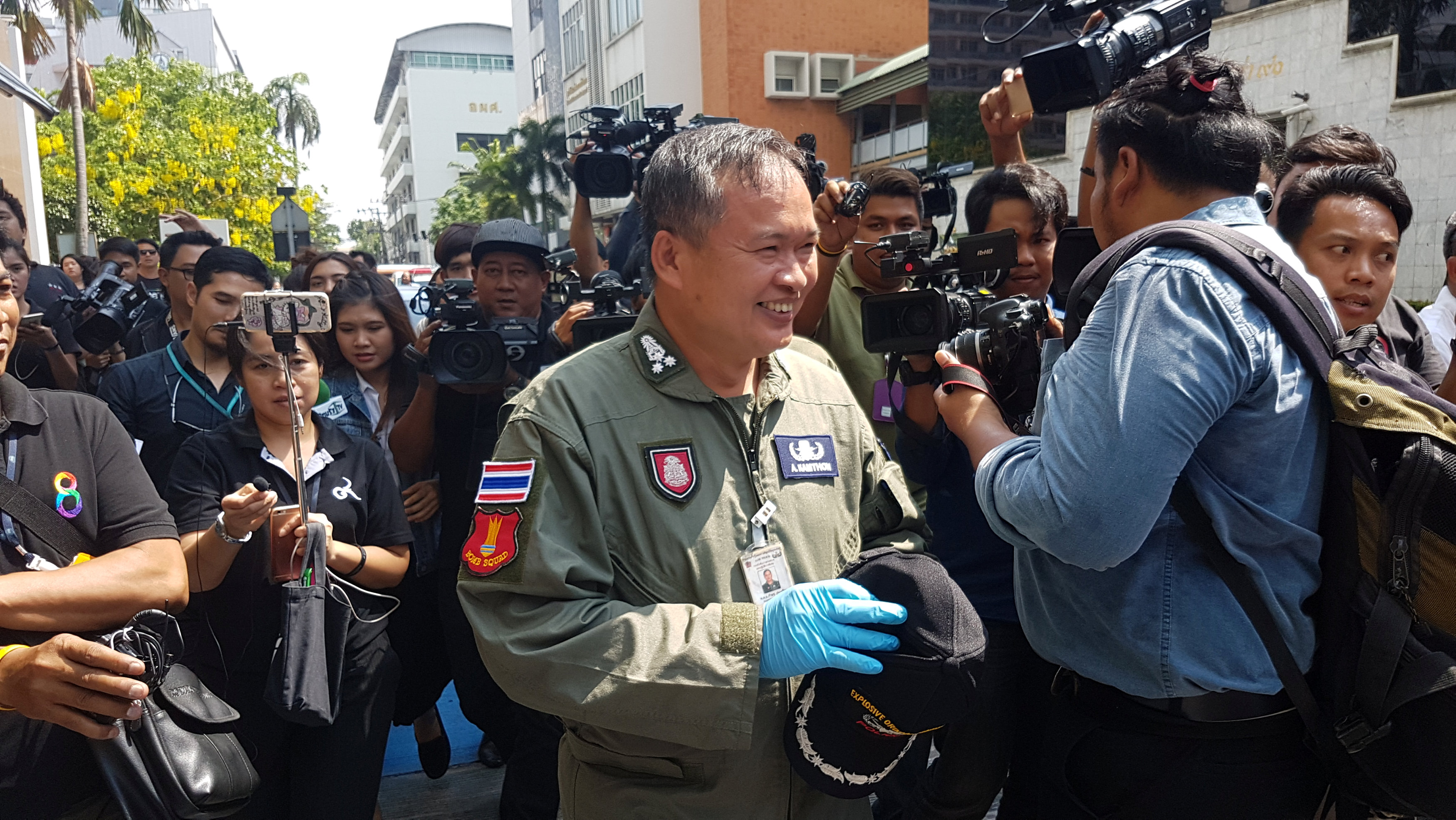 قائد شرطة المفرقعات التايلاندى يغادر موقع التفجير