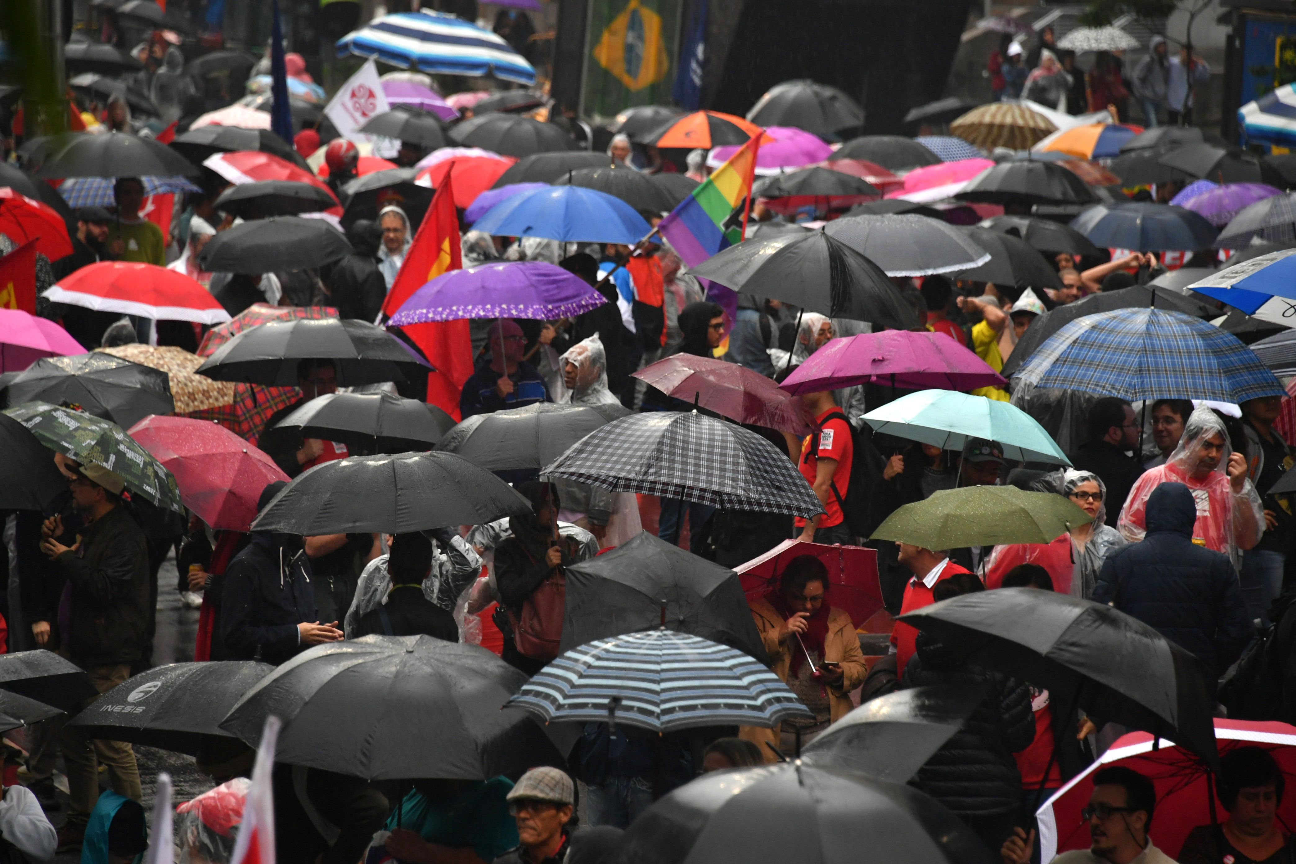 المحتجون يتظاهرون وسط سقوط أمطار