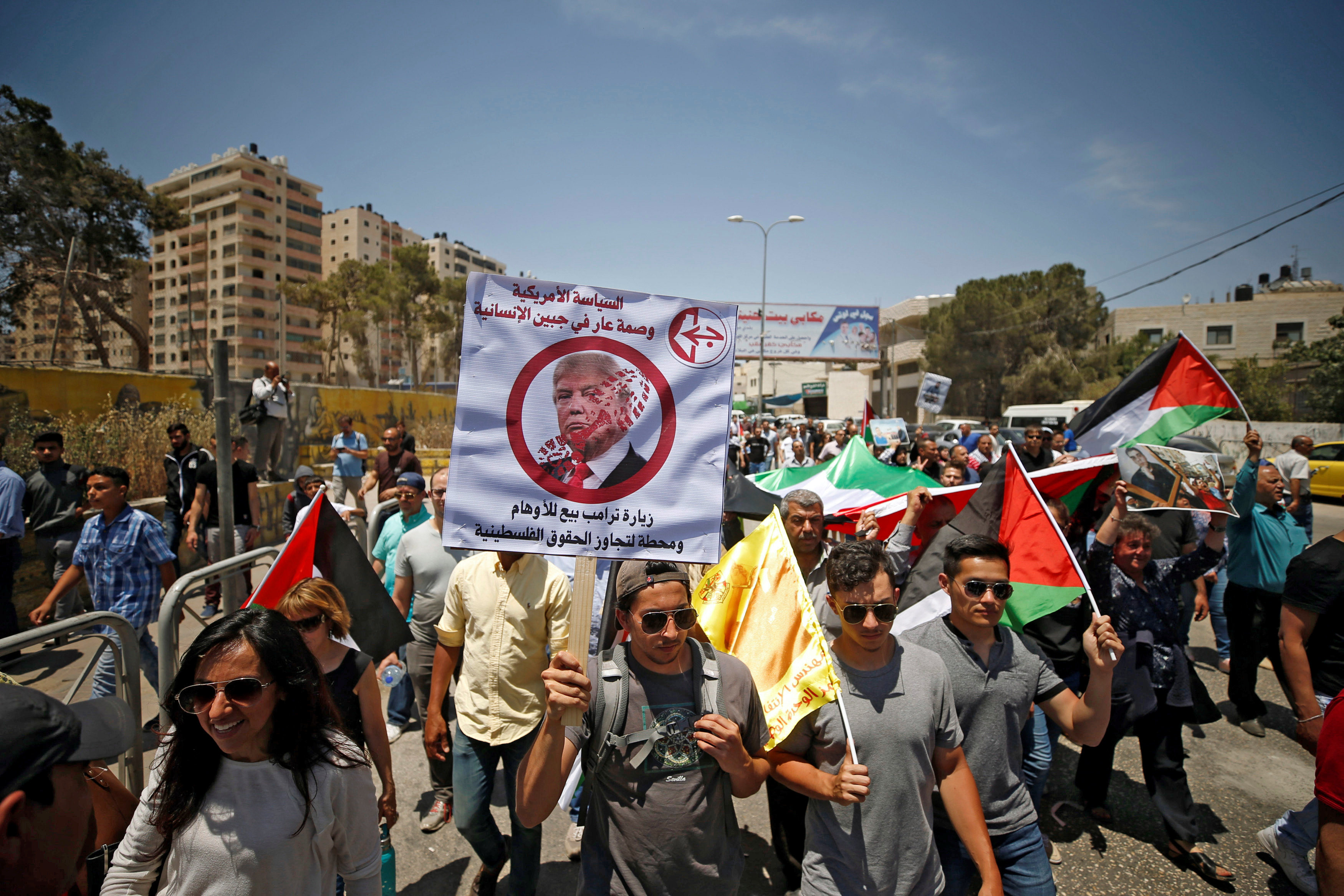 فلسطينيون يشتبكون مع جنود الاحتلال ويرفعون لافتات تندد بزيارة ترامب