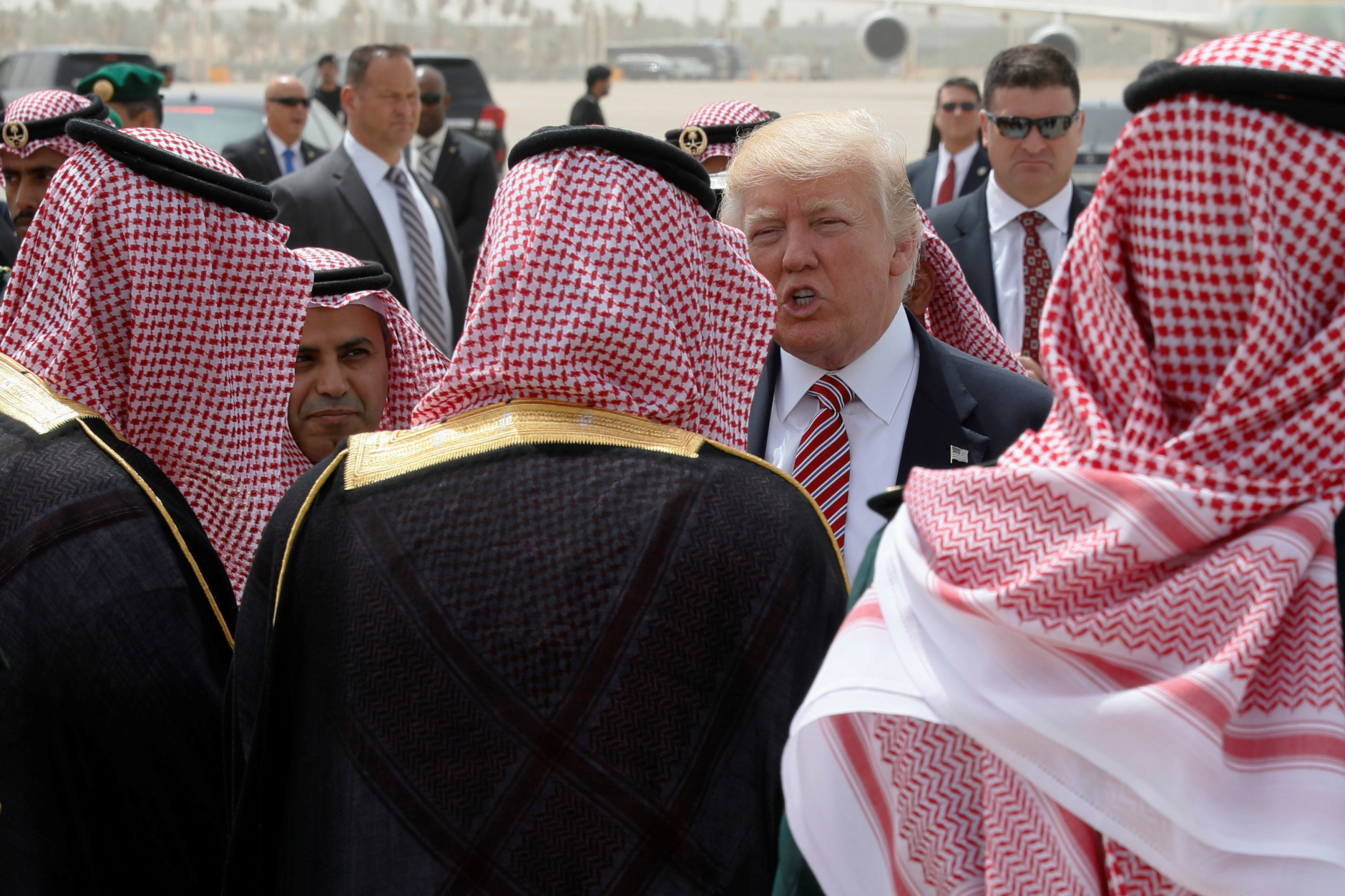 الرئيس الأمريكى يودع المسئولين السعوديين قبل المغادرة