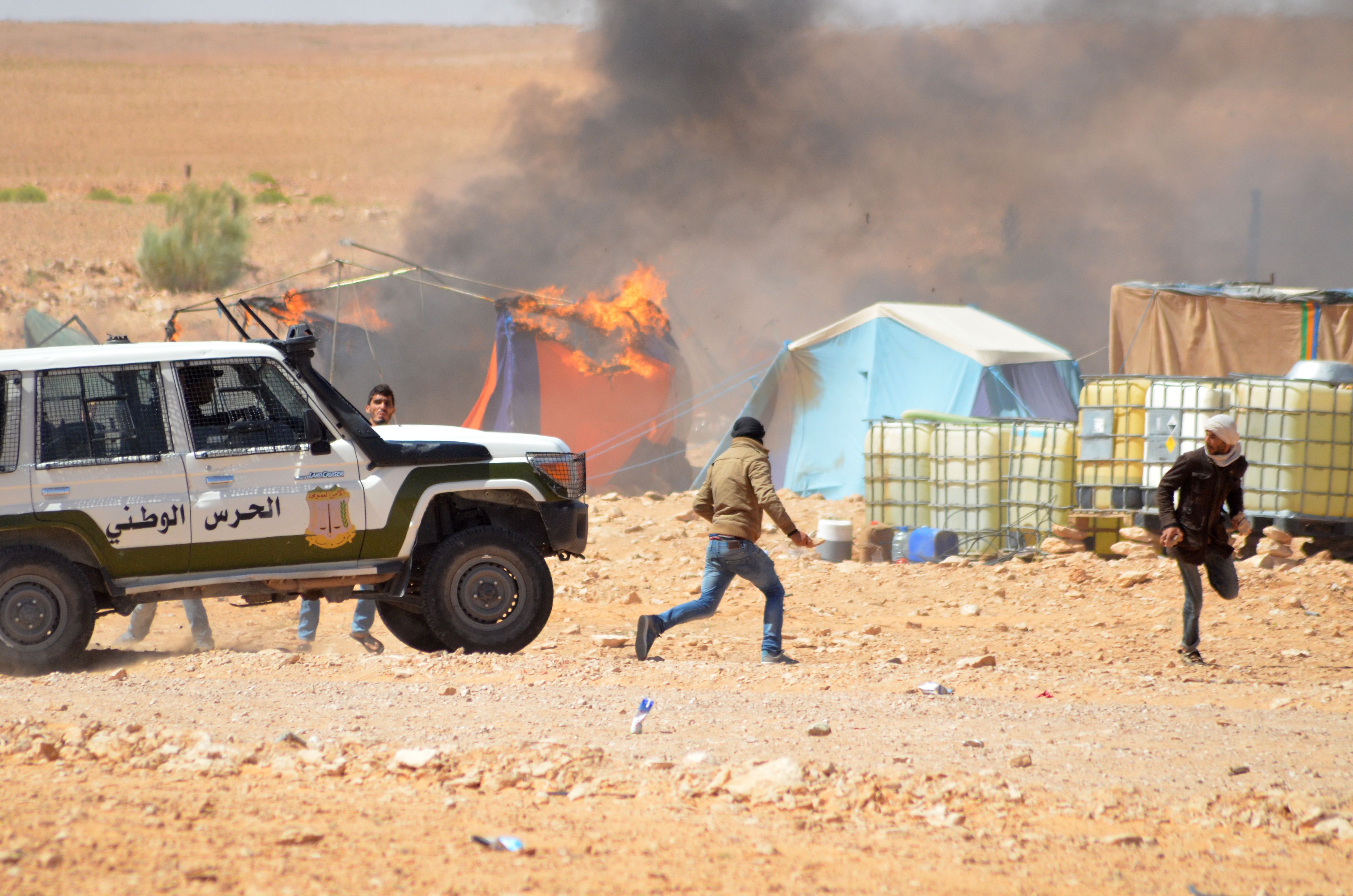 المحتجون يشعلون النيران بمحيط الموقع النفطى