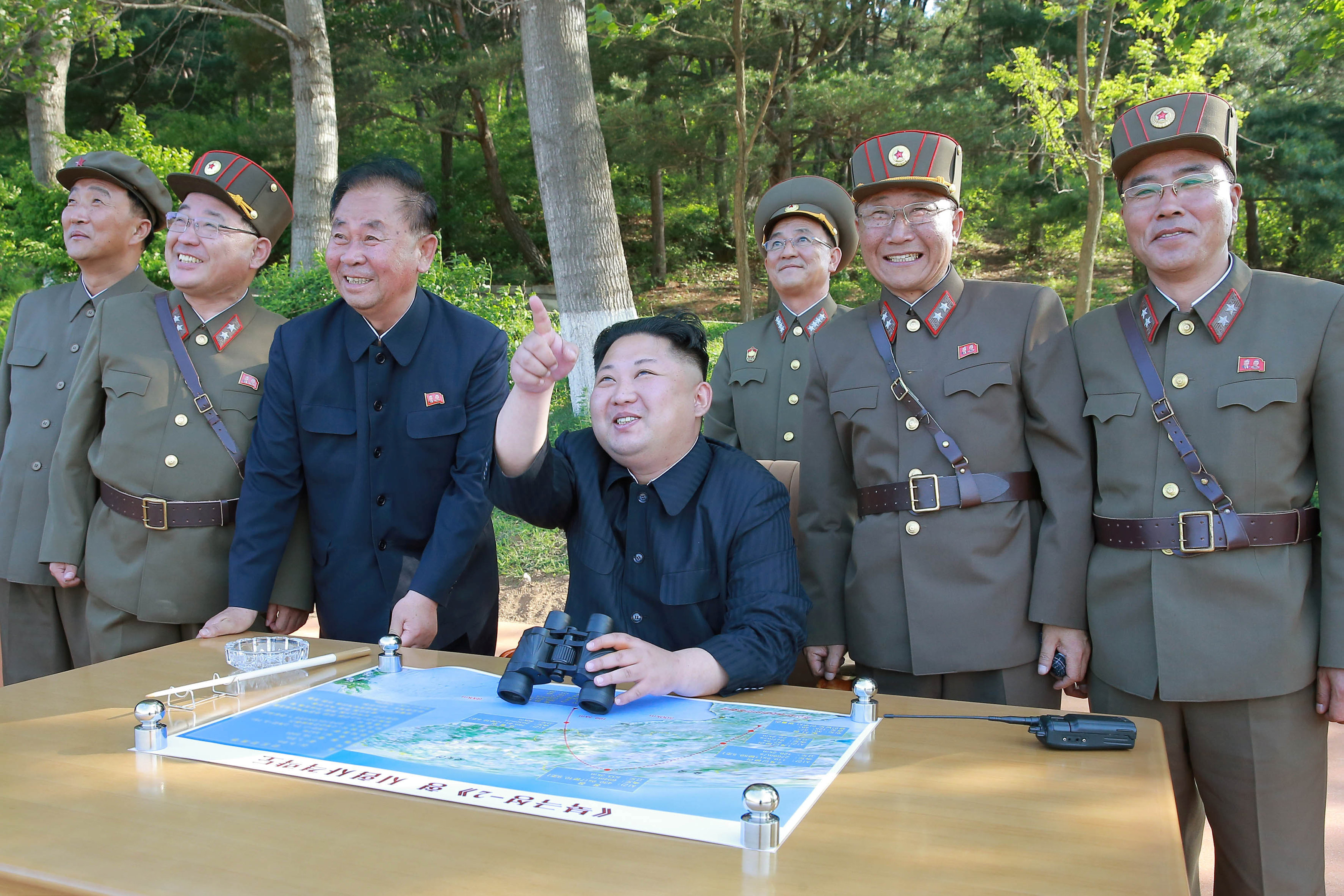 زعيم كوريا الشمالية يشير إلى الصاروخ فى السماء فور اطلاقه