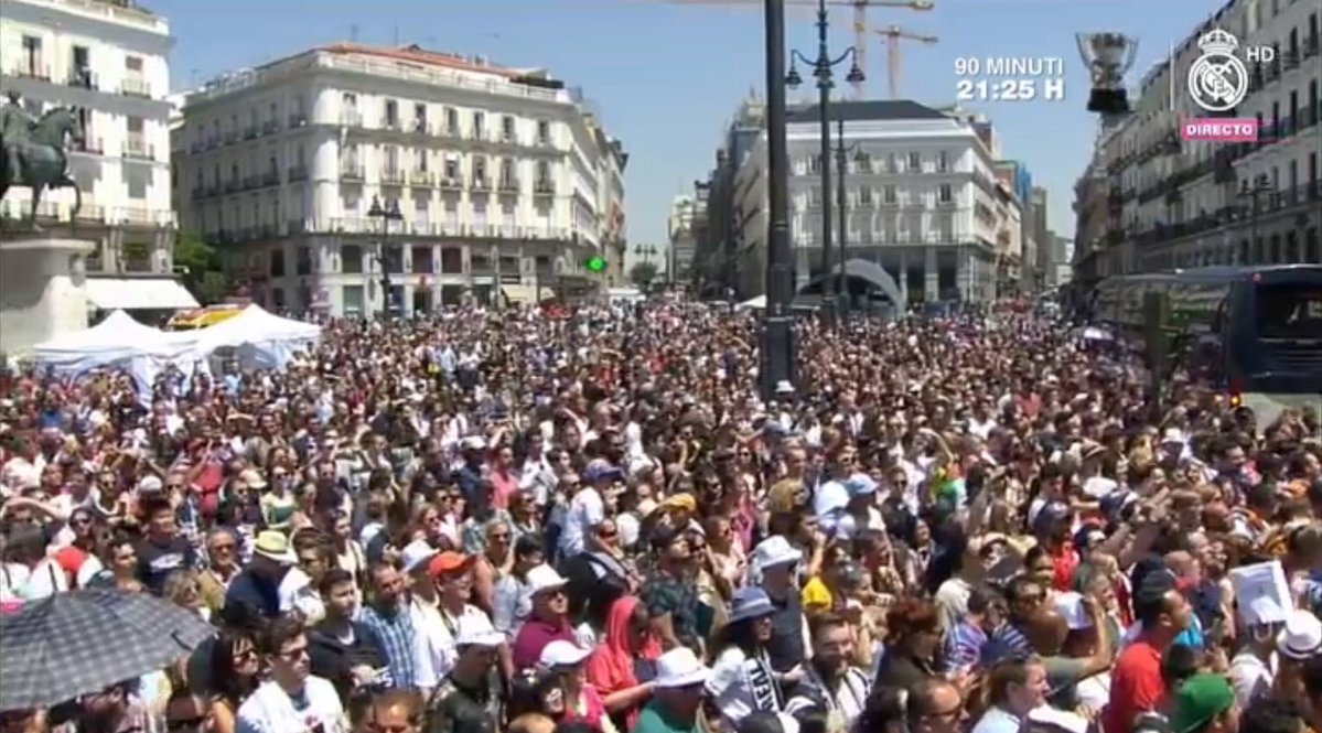 آلاف المشجعين يستقبلون نجوم الريال فى مجمع مدريد