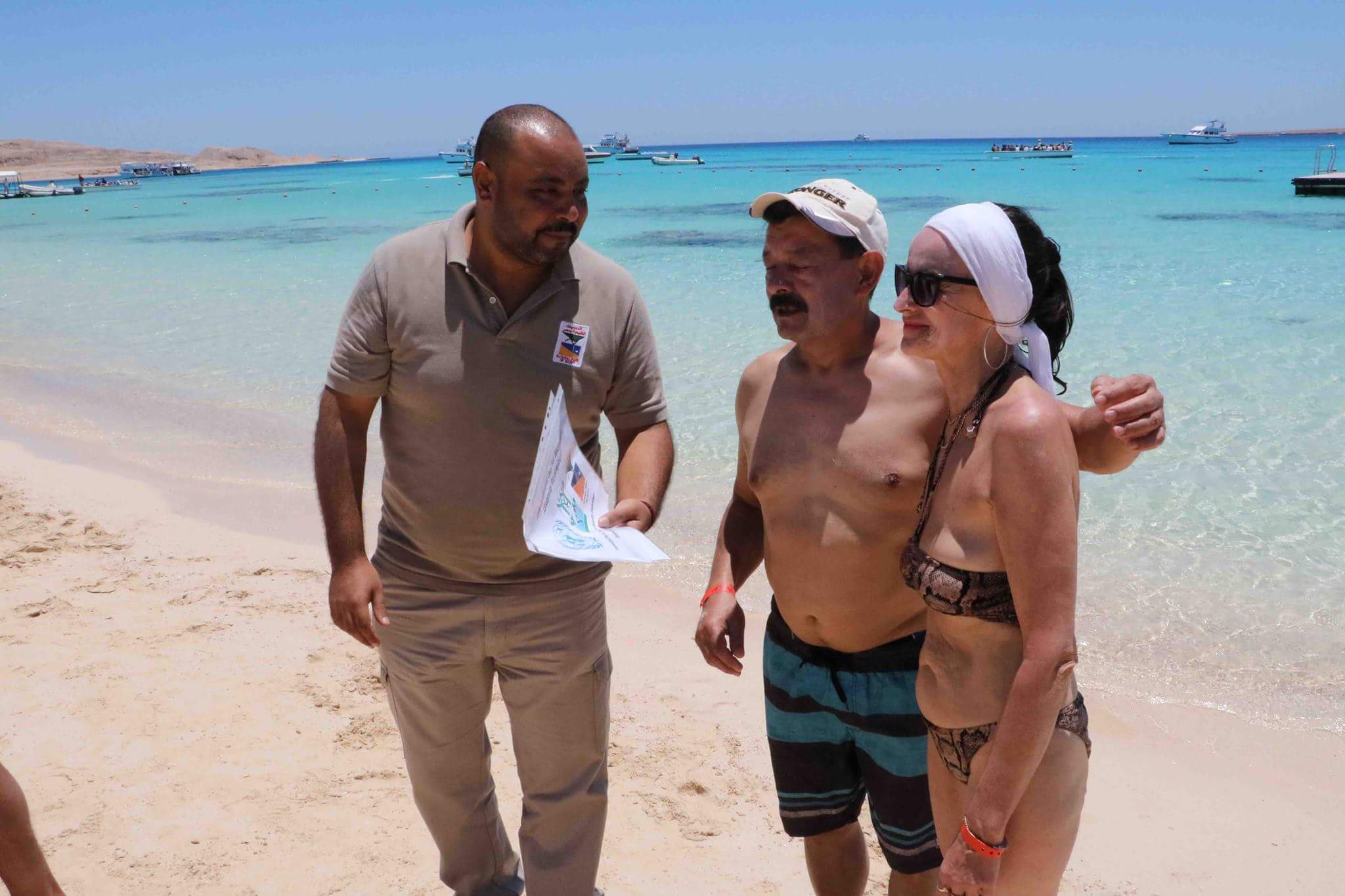 رجال المحميات على جزيرة الجفتون مع السياح