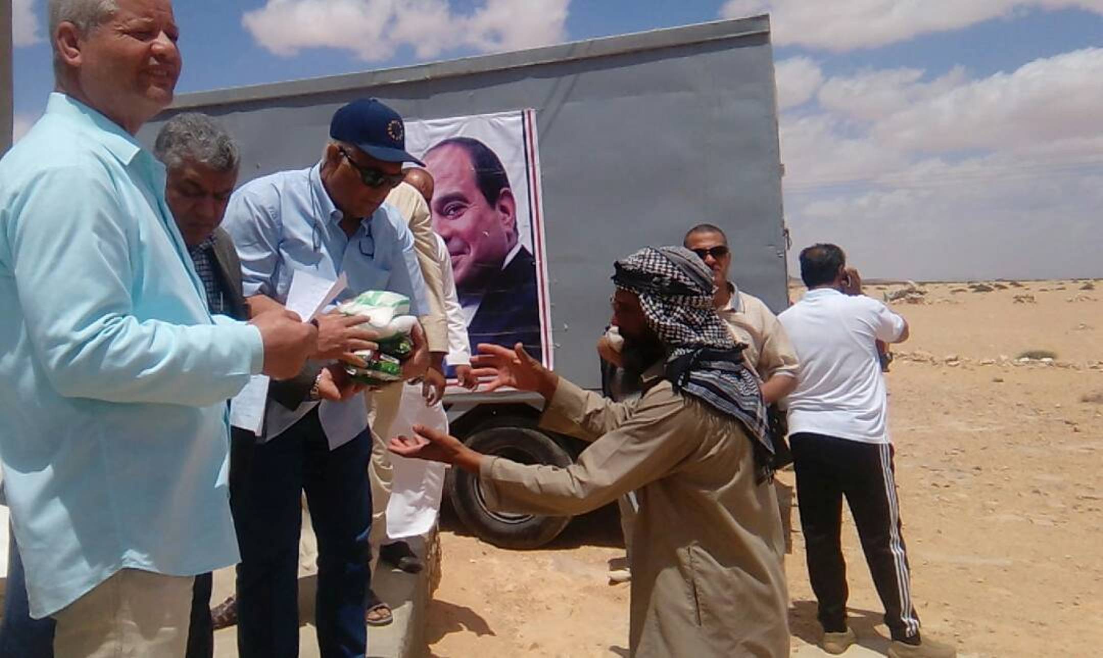 توزيع هدية الرئيس السيسي على اهالي التجمعات الصحراوية بمطروح