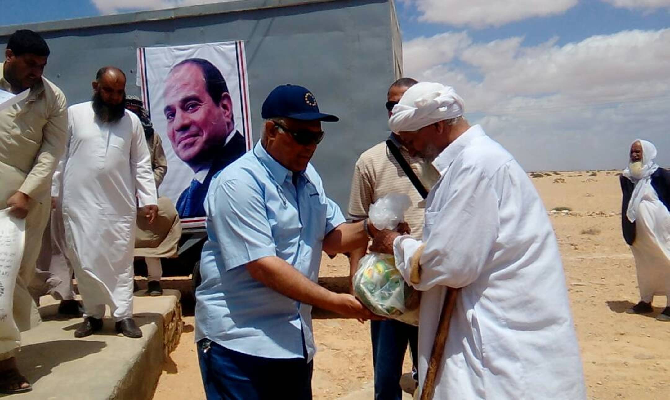 السكرتير المساعد لمحافظة مطروح يوزع هدية الرئيس السيسي نائبا عن المحافظ