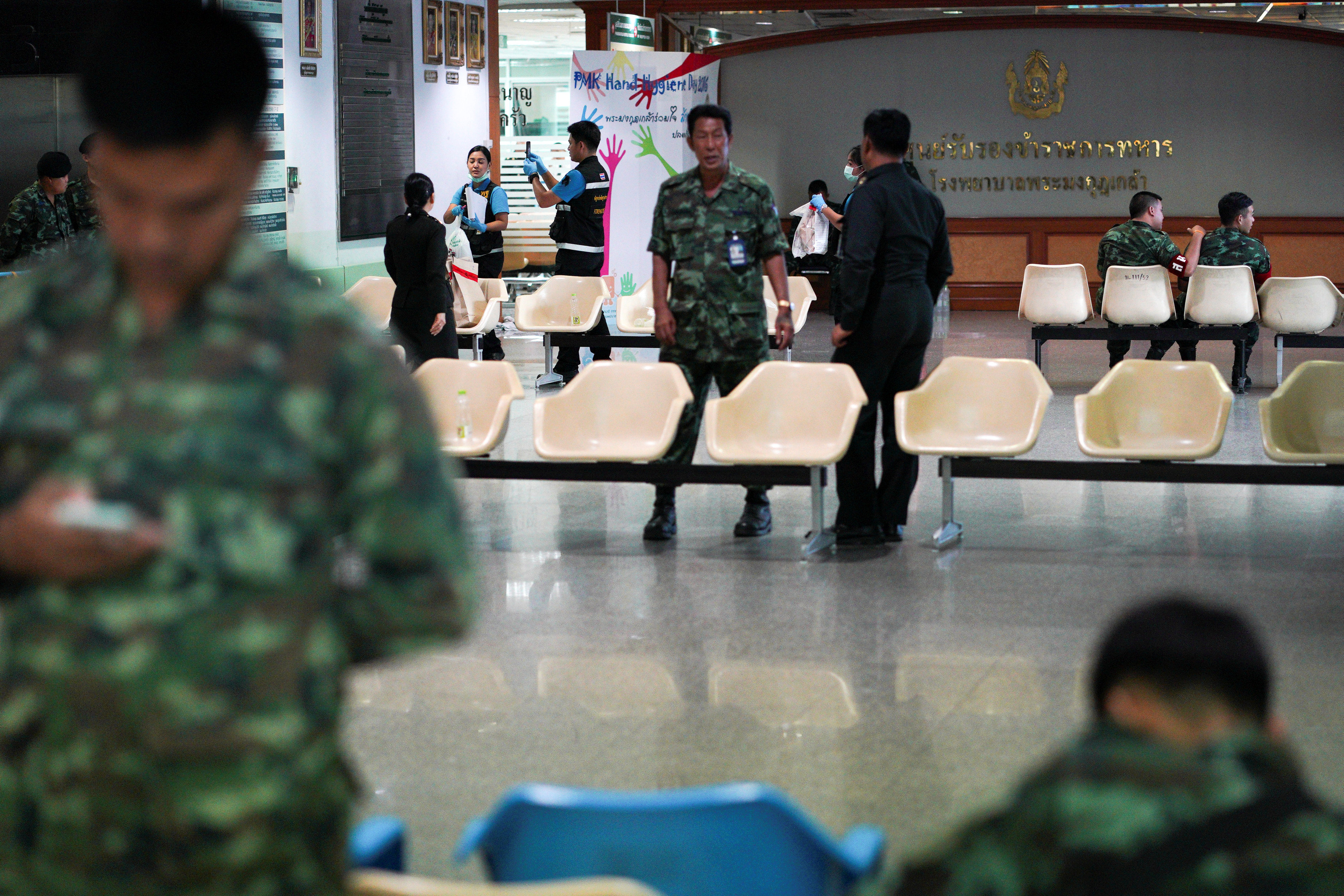 أفراد الجيش التايلاندى داخل المستشفى عقب التفجير