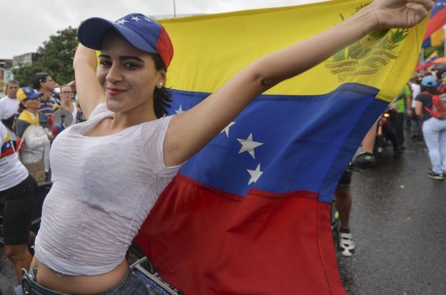 المتظاهرين يرفعون اعلام فنزويلا