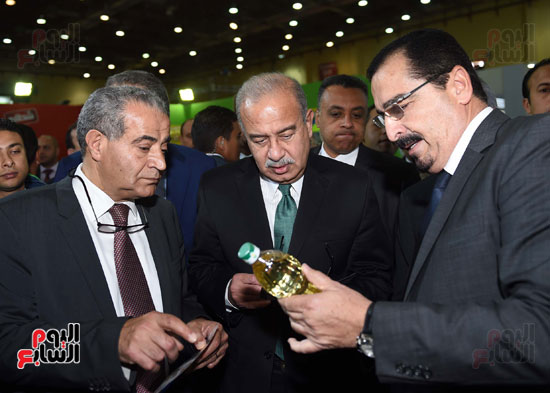 رئيس الوزراء يفتتح معرض سوبر ماركت أهلا رمضان (4)